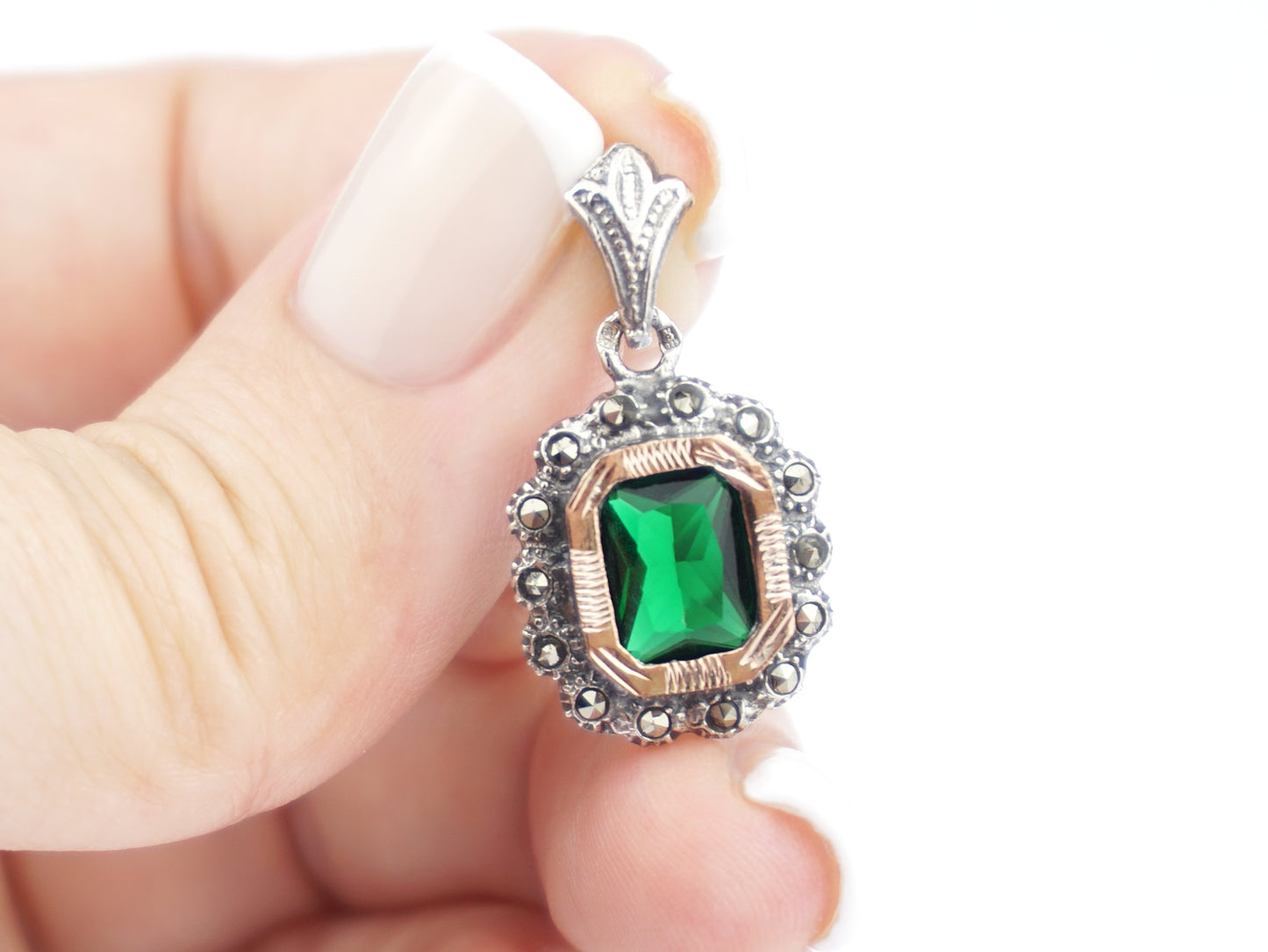 Medalha Marcassites Rectangular com Pedra Verde, Prata de Lei 925 e Ouro 9k - Pormenor na Mão