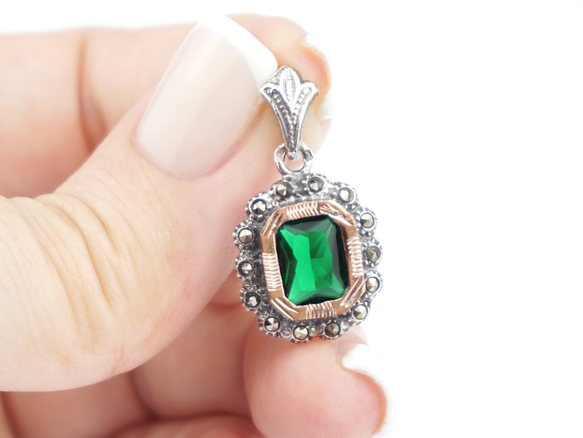 Medalha Marcassites Rectangular com Pedra Verde, Prata de Lei 925 e Ouro 9k - Pormenor na Mão