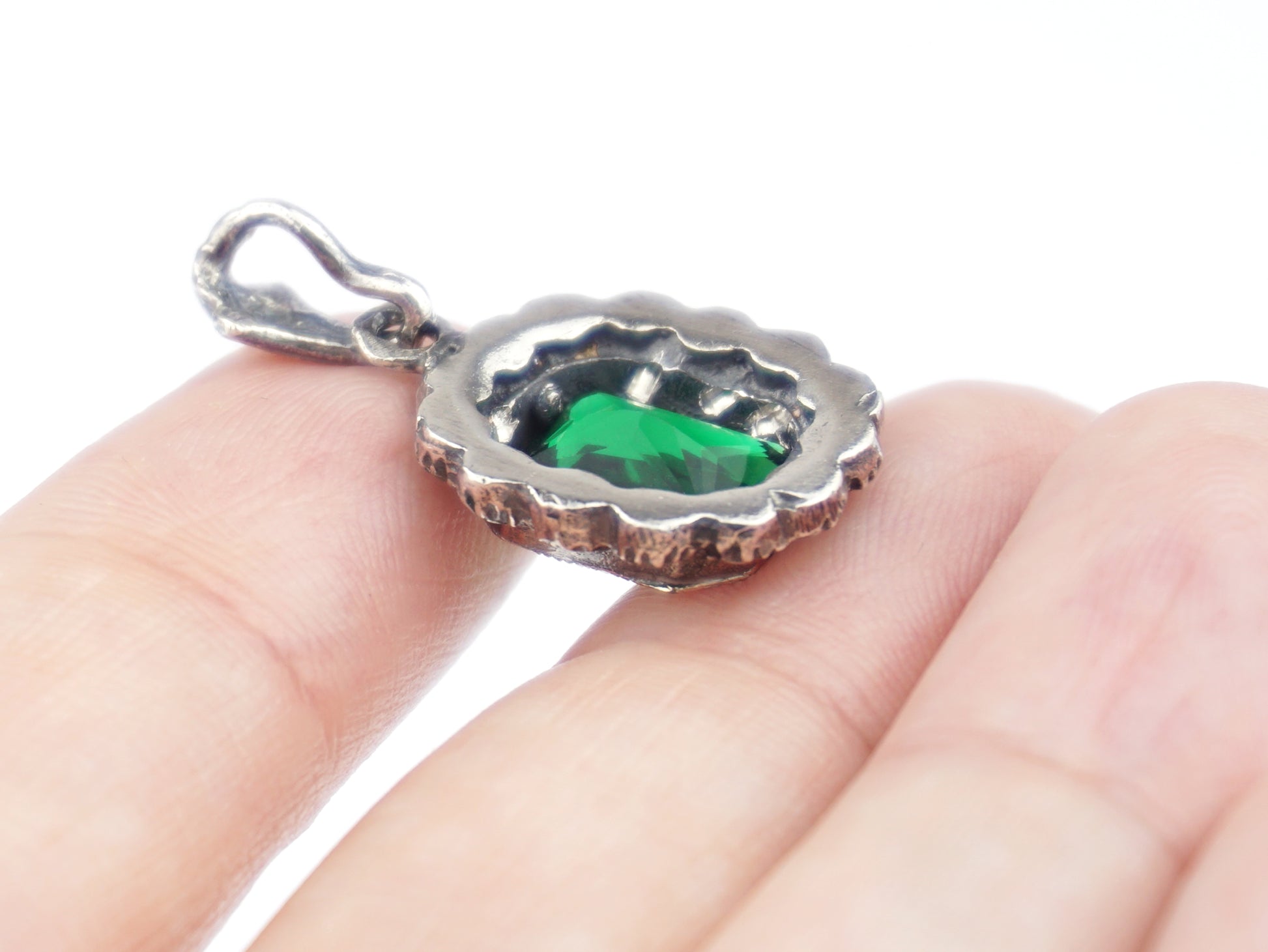 Medalha Marcassites Rectangular com Pedra Verde, Prata de Lei 925 e Ouro 9k - Vista de Trás