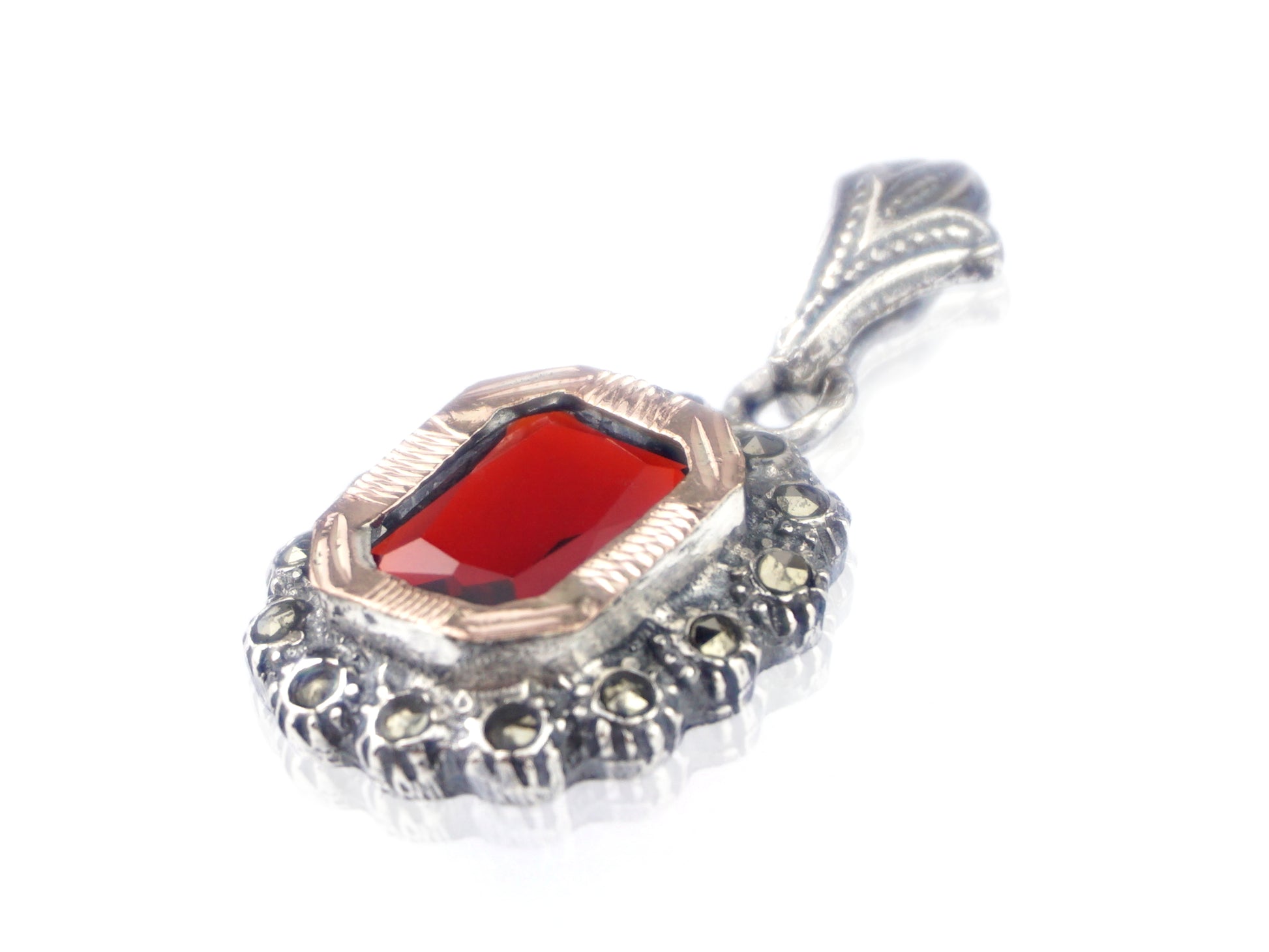 Medalha Marcassites Rectangular com Pedra Vermelha, Prata de Lei 925 e Ouro 9k - Perspectiva