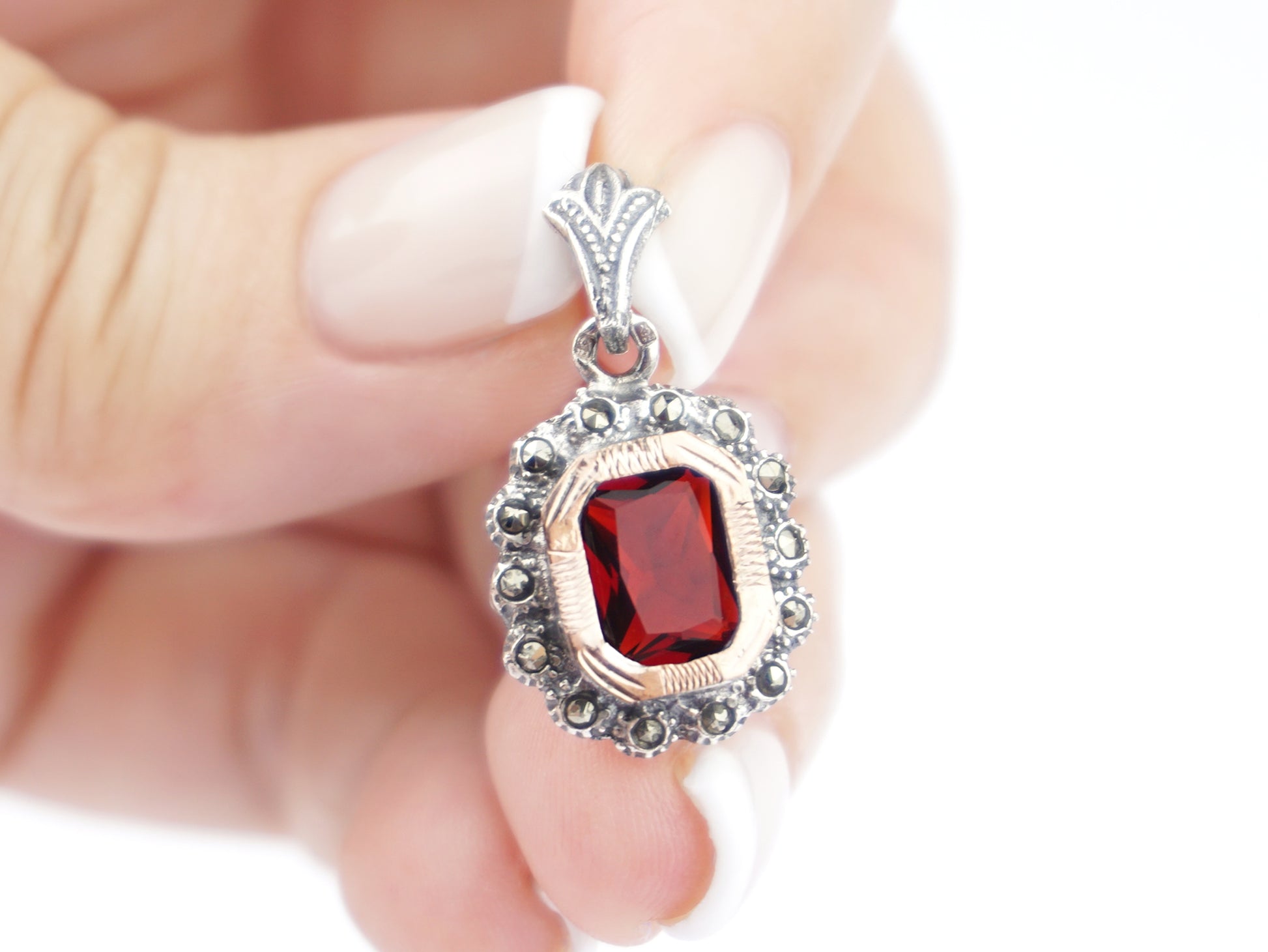 Medalha Marcassites Rectangular com Pedra Vermelha, Prata de Lei 925 e Ouro 9k - Pormenor na Mâo