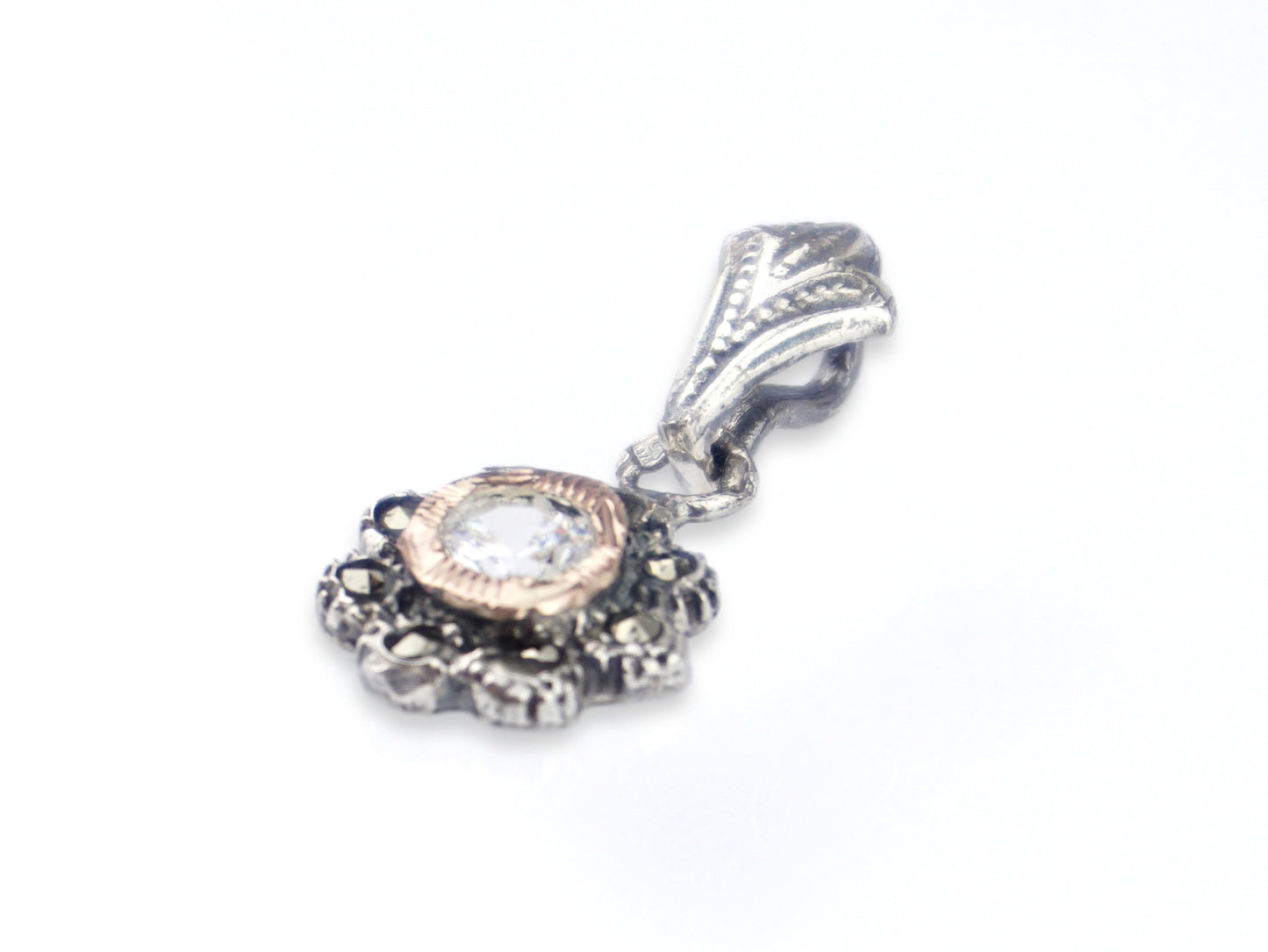 Medalha Redonda Marcassites e Pedra Clara, Prata de Lei 925 e Ouro 9k - Perspectiva