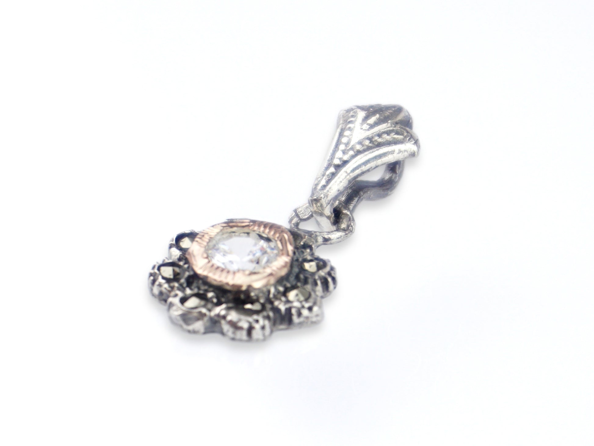 Medalha Redonda Marcassites e Pedra Clara, Prata de Lei 925 e Ouro 9k - Perspectiva