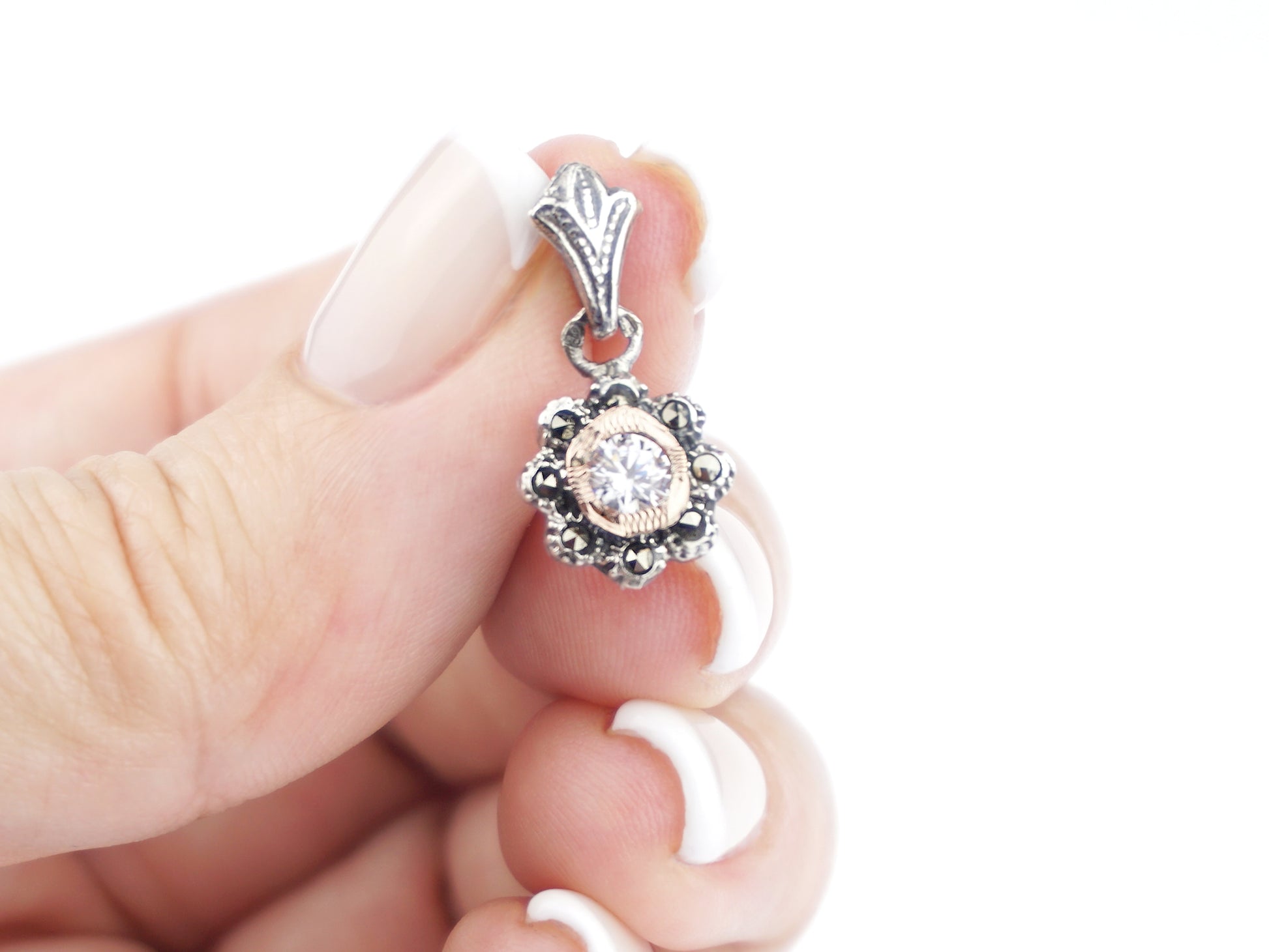 Medalha Redonda Marcassites e Pedra Clara, Prata de Lei 925 e Ouro 9k - Pormenor na Mão