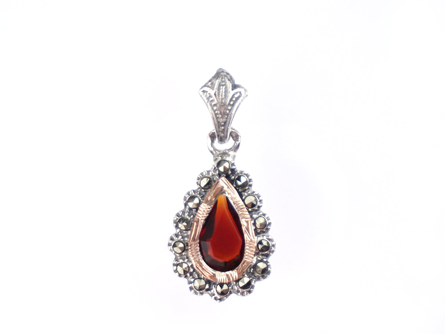 Medalha Lágrima Marcassites e Pedra Castanho-Avermelhada, Prata de Lei 925 e Ouro 9k - Vista de Frente