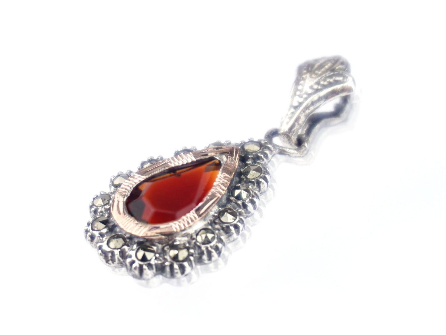 Medalha Lágrima Marcassites e Pedra Castanho-Avermelhada, Prata de Lei 925 e Ouro 9k - Perspectiva