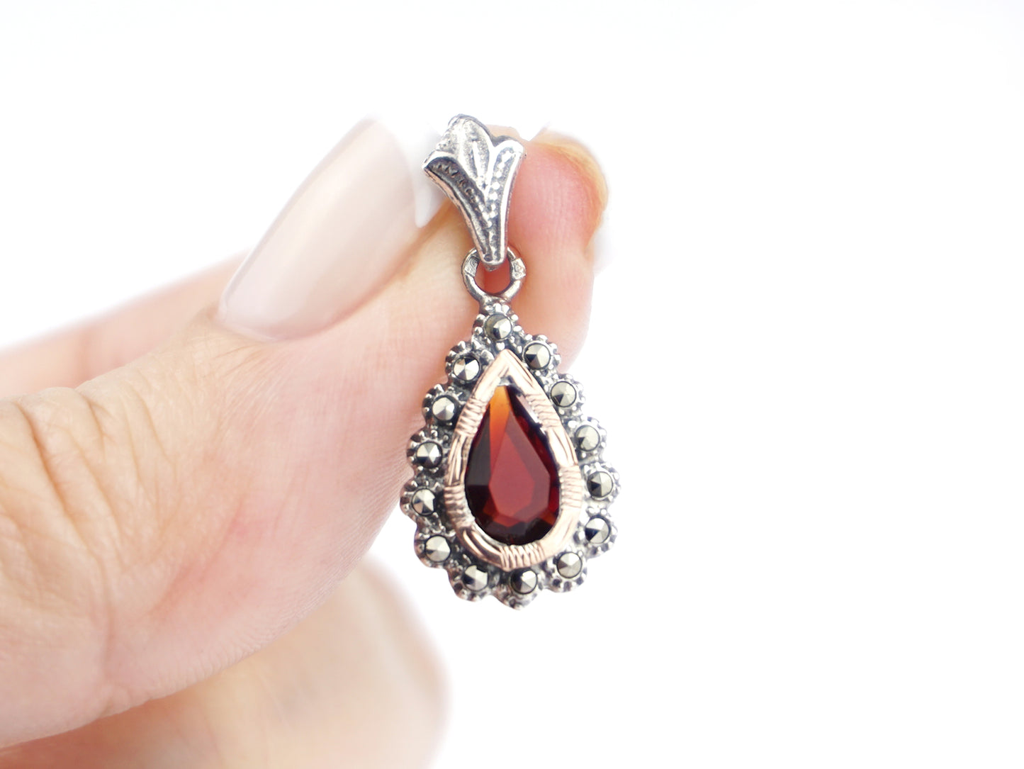 Medalha Lágrima Marcassites e Pedra Castanho-Avermelhada, Prata de Lei 925 e Ouro 9k - Pormenor na Mão
