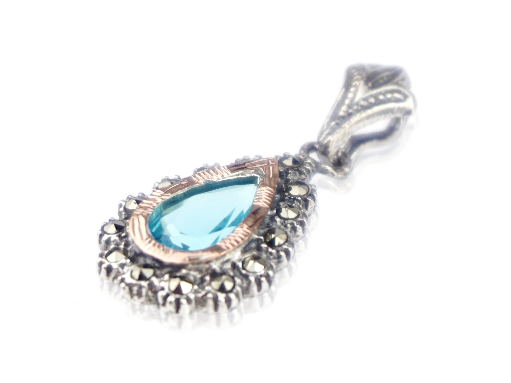 Medalha Lágrima Marcassites e Pedra Azul-Água, Prata de Lei 925 e Ouro 9k - Perspectiva