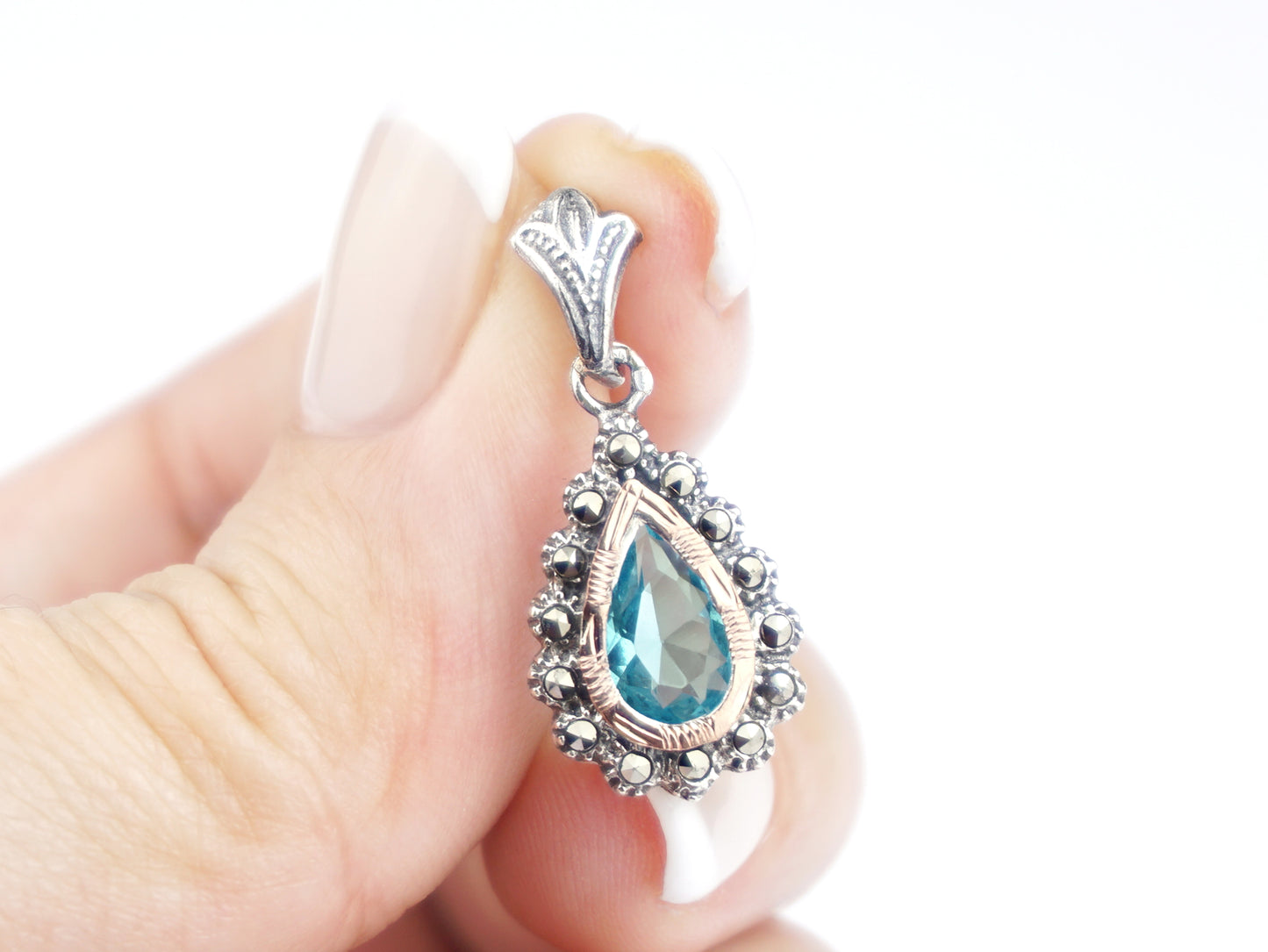 Medalha Lágrima Marcassites e Pedra Azul-Água, Prata de Lei 925 e Ouro 9k - Pormenor na Mão