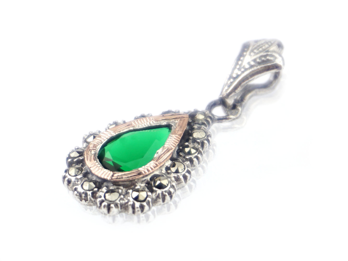 Medalha Lágrima Marcassites e Pedra Verde, Prata de Lei 925 e Ouro 9k - Perspectiva