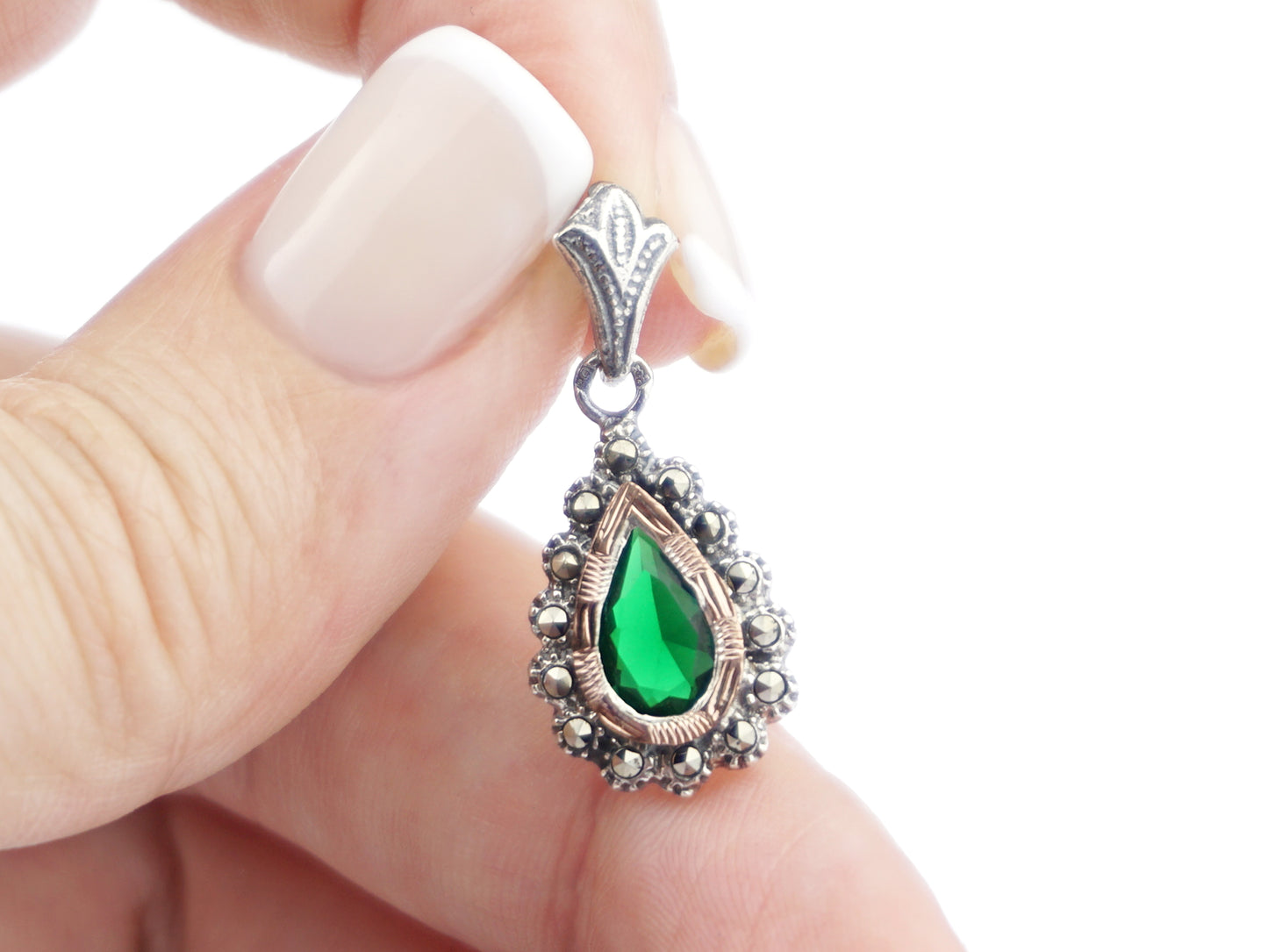 Medalha Lágrima Marcassites e Pedra Verde, Prata de Lei 925 e Ouro 9k - Pormenor na Mão