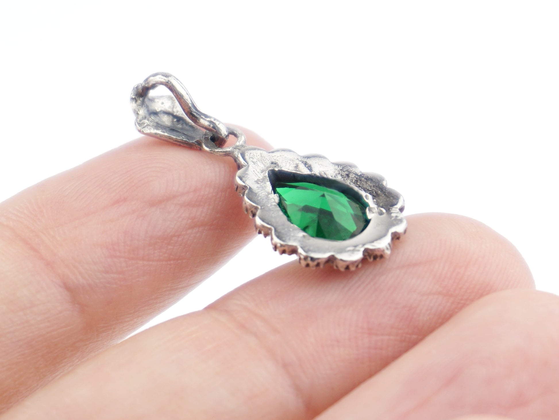 Medalha Lágrima Marcassites e Pedra Verde, Prata de Lei 925 e Ouro 9k - Vista de Trás