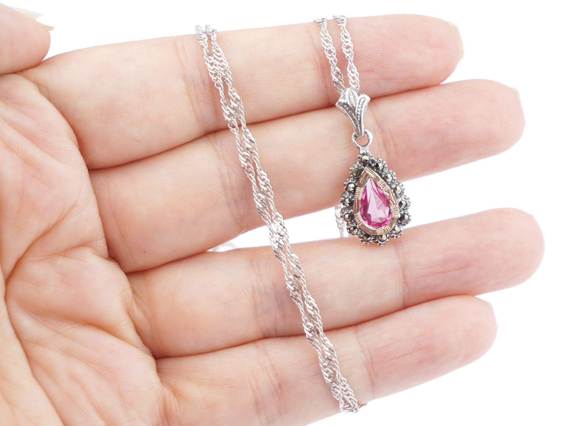 Colar Medalha Marcassites Lágrima com Pedra Rosa, Prata de Lei 925 e Ouro 9k - Pormenor na Mão