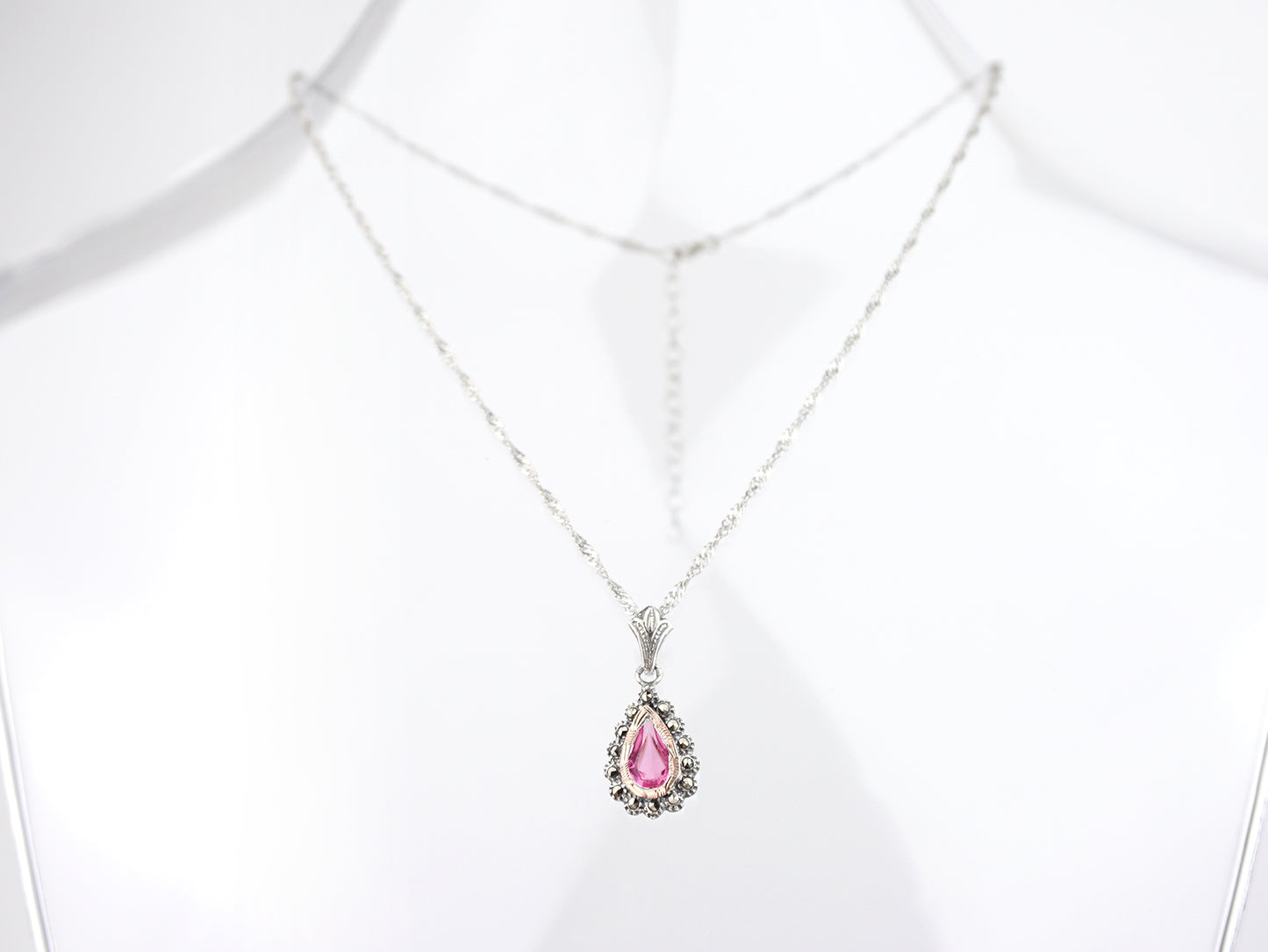 Colar Medalha Marcassites Lágrima com Pedra Rosa, Prata de Lei 925 e Ouro 9k - Colar em Exposição, Vista de Frente