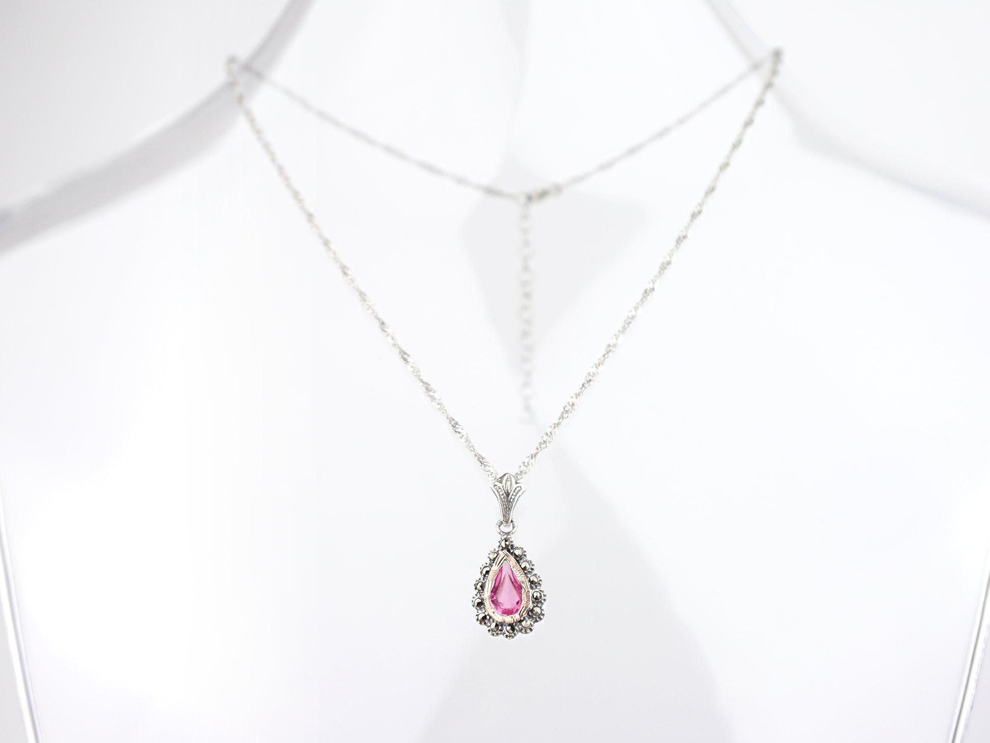 Colar Medalha Marcassites Lágrima com Pedra Rosa, Prata de Lei 925 e Ouro 9k - Colar em Exposição, Vista de Frente