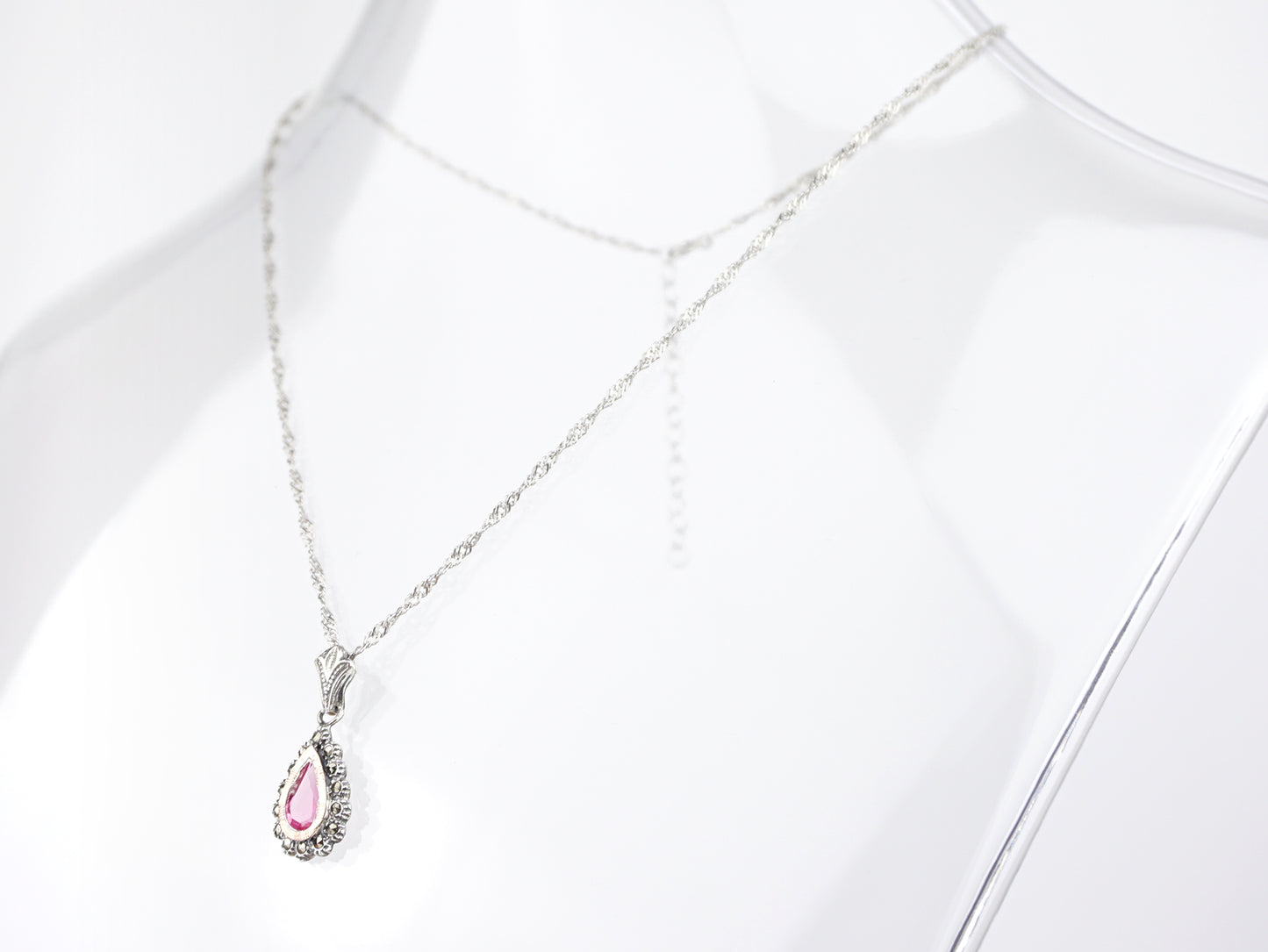 Colar Medalha Marcassites Lágrima com Pedra Rosa, Prata de Lei 925 e Ouro 9k - Colar em Exposição, Perspectiva