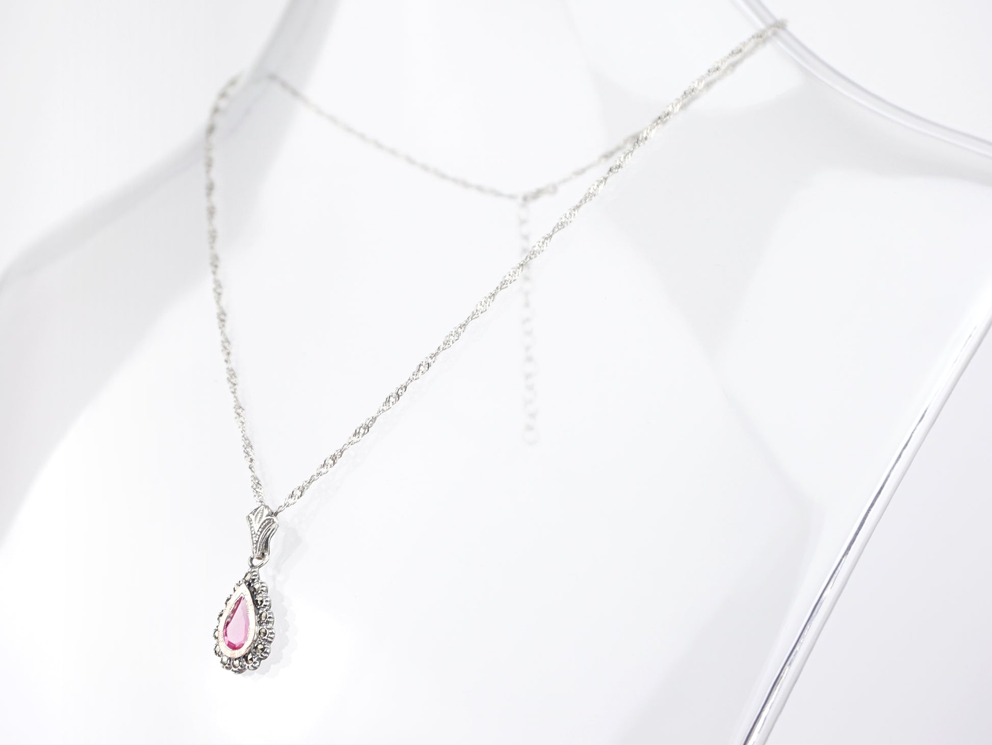 Colar Medalha Marcassites Lágrima com Pedra Rosa, Prata de Lei 925 e Ouro 9k - Colar em Exposição, Perspectiva