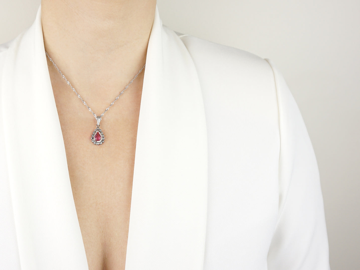 Colar Medalha Marcassites Lágrima com Pedra Rosa, Prata de Lei 925 e Ouro 9k - Pormenor Mulher a usar Colar