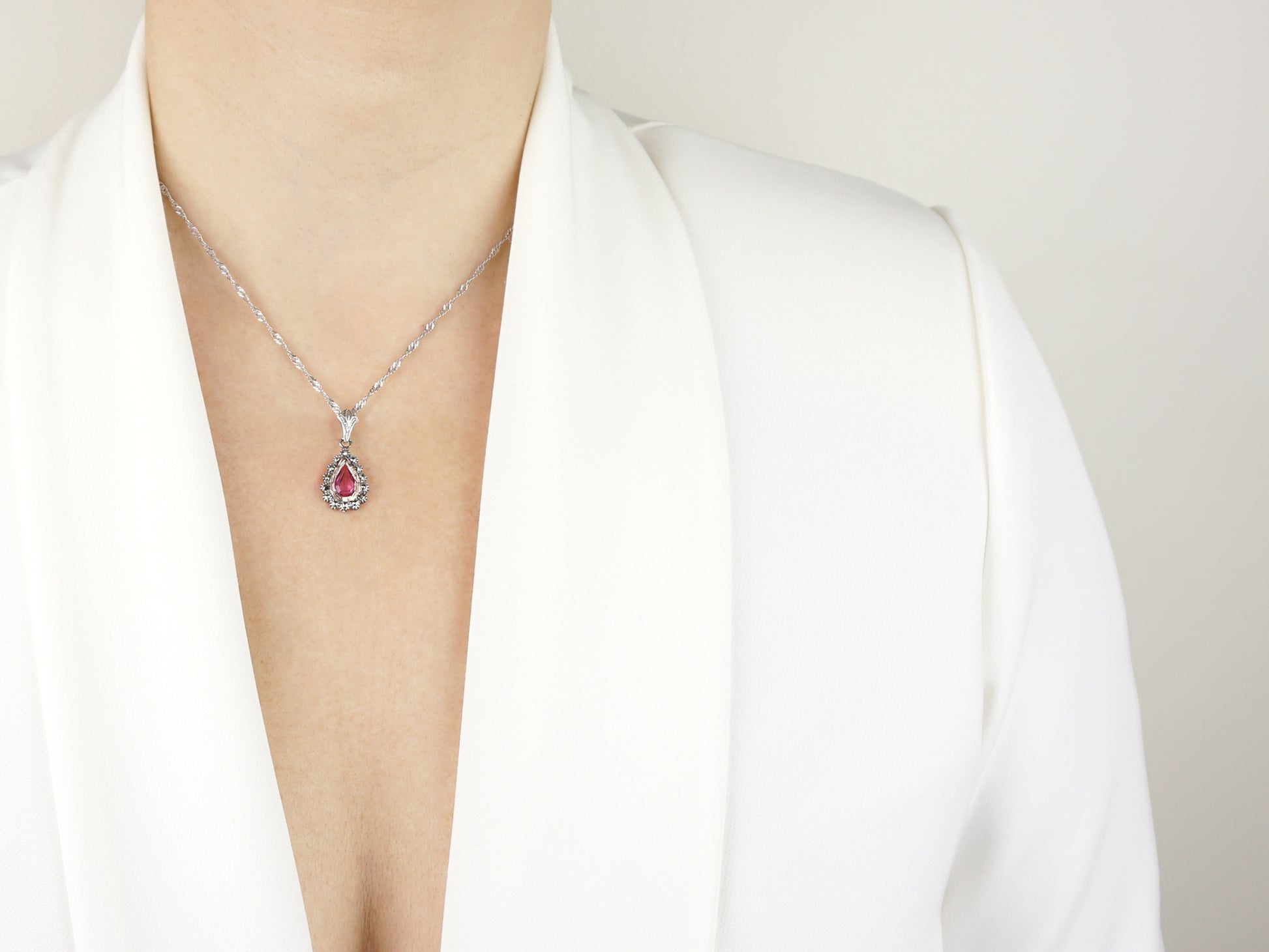 Colar Medalha Marcassites Lágrima com Pedra Rosa, Prata de Lei 925 e Ouro 9k - Pormenor Mulher a usar Colar