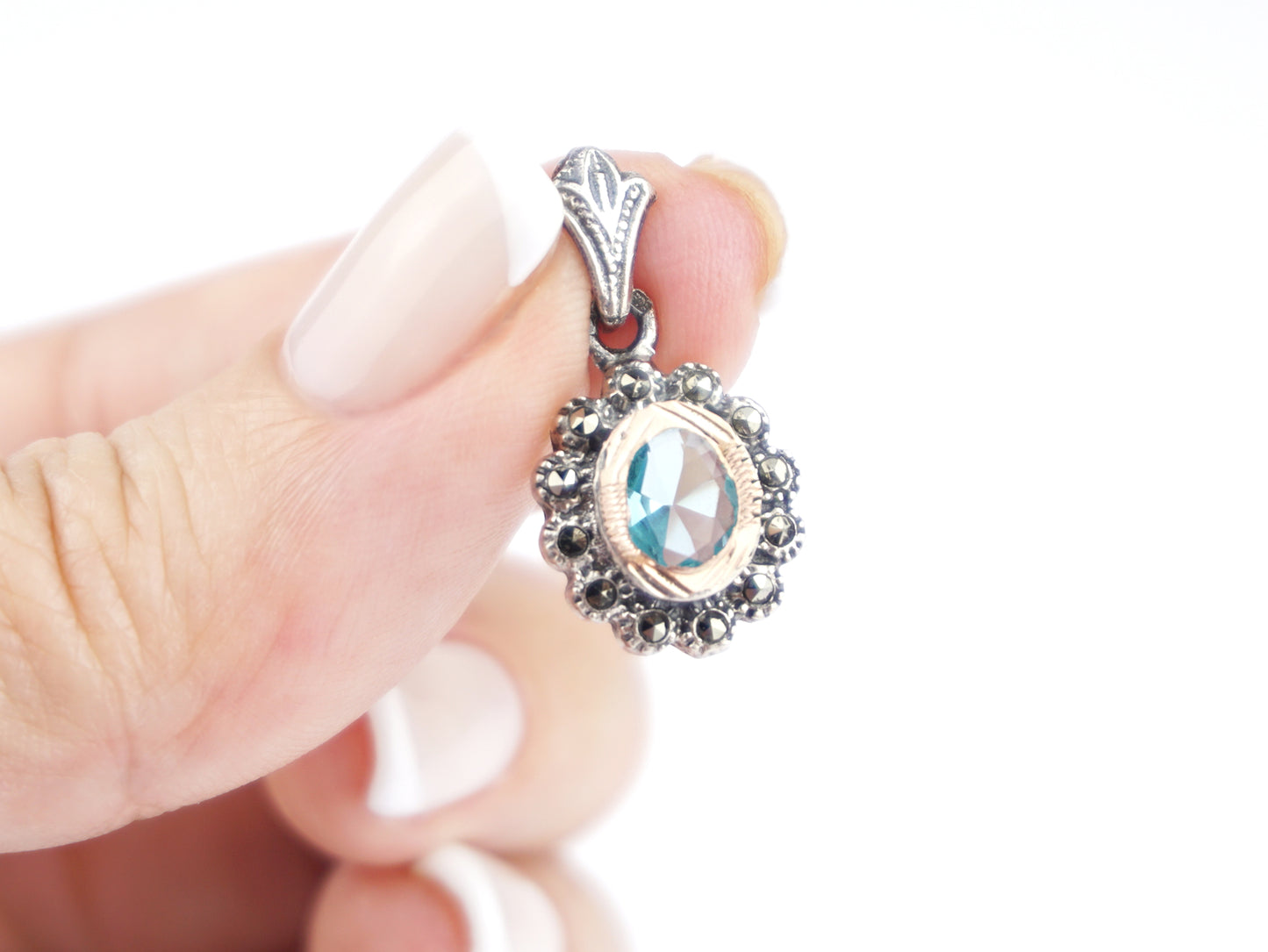 Medalha Oval Marcassites e Pedra Azul-Água, Prata de Lei 925 e Ouro 9k - Pormenor na Mão