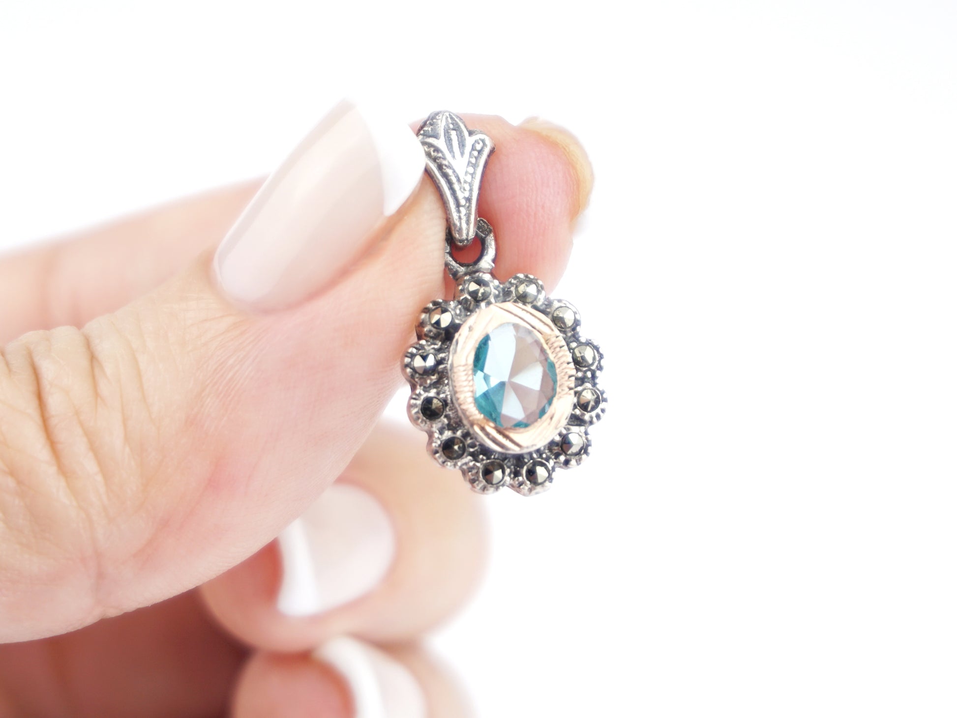 Medalha Oval Marcassites e Pedra Azul-Água, Prata de Lei 925 e Ouro 9k - Pormenor na Mão