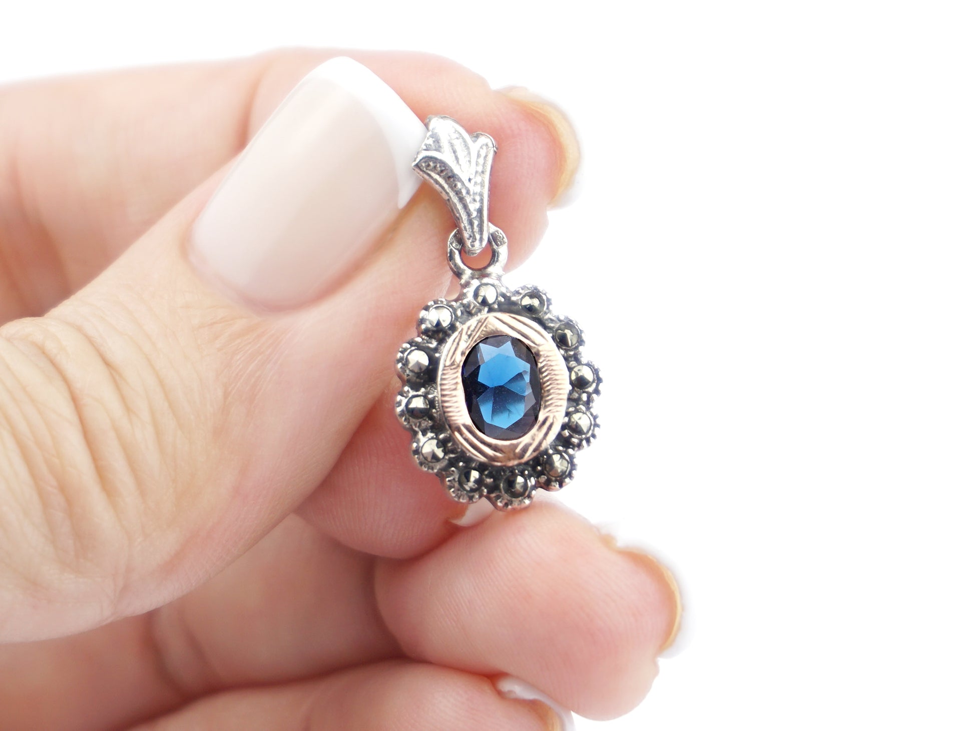 Medalha Oval Marcassites e Pedra Azul, Prata de Lei 925 e Ouro 9k - Pormenor na Mão