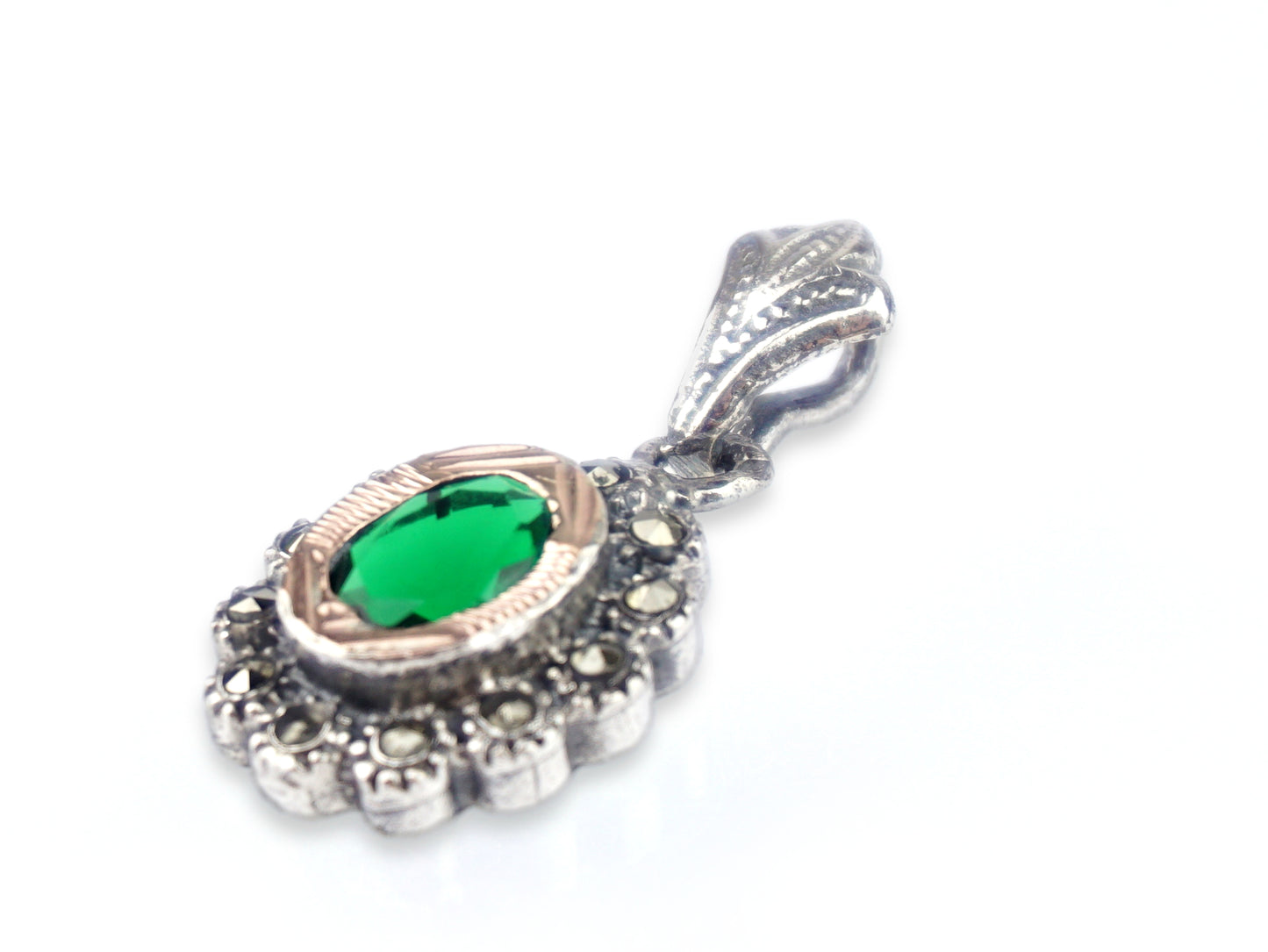 Medalha Oval Marcassites e Pedra Verde, Prata de Lei 925 e Ouro 9k - Perspectiva