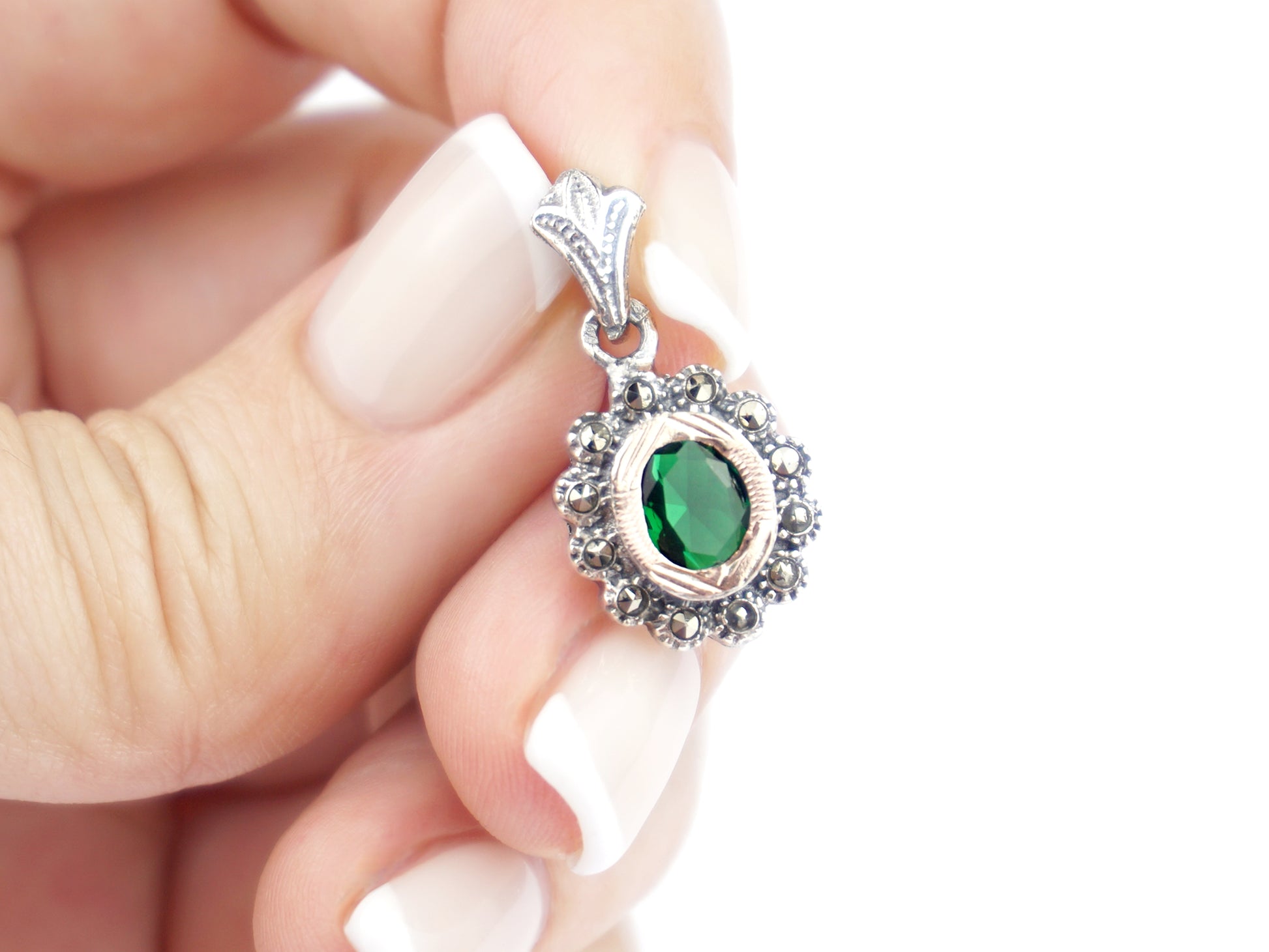 Medalha Oval Marcassites e Pedra Verde, Prata de Lei 925 e Ouro 9k - Pormenor na Mão