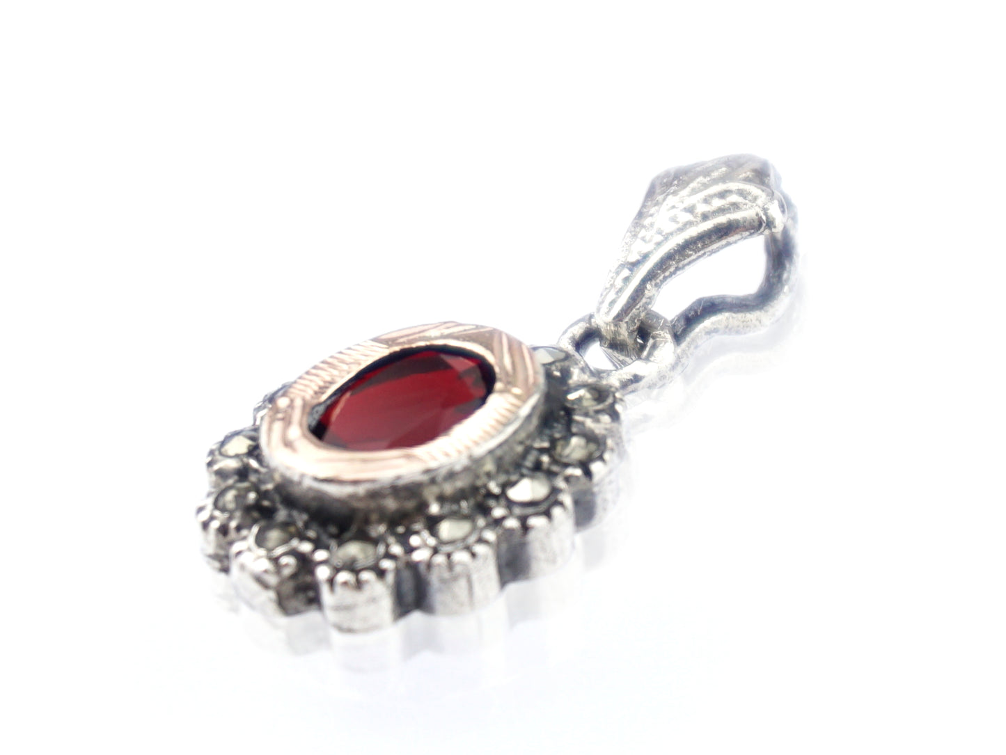 Medalha Oval Marcassites e Pedra Vermelha, Prata de Lei 925 e Ouro 9k - Perspectiva