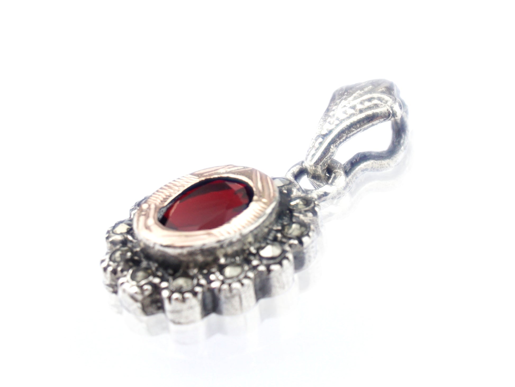 Medalha Oval Marcassites e Pedra Vermelha, Prata de Lei 925 e Ouro 9k - Perspectiva