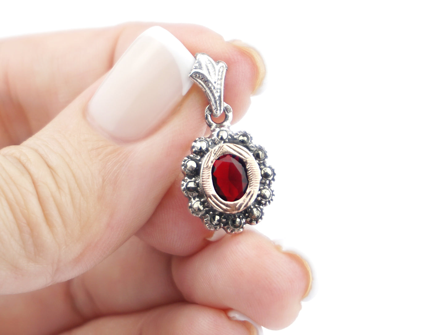 Medalha Oval Marcassites e Pedra Vermelha, Prata de Lei 925 e Ouro 9k - Pormenor na Mão