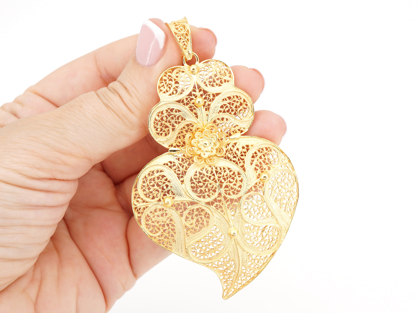 Medalha Coração de Viana Grande, Filigrana Portuguesa, Prata de Lei 925 Dourada - Pormenor na Mão