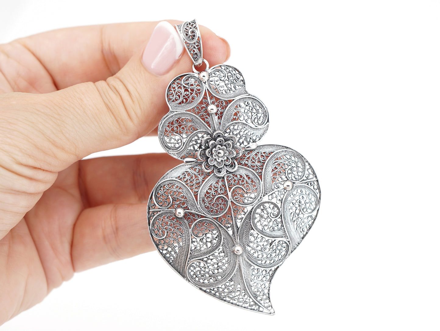 Medalha Coração de Viana Grande, Filigrana Portuguesa, Prata de Lei 925 - Pormenor na Mão