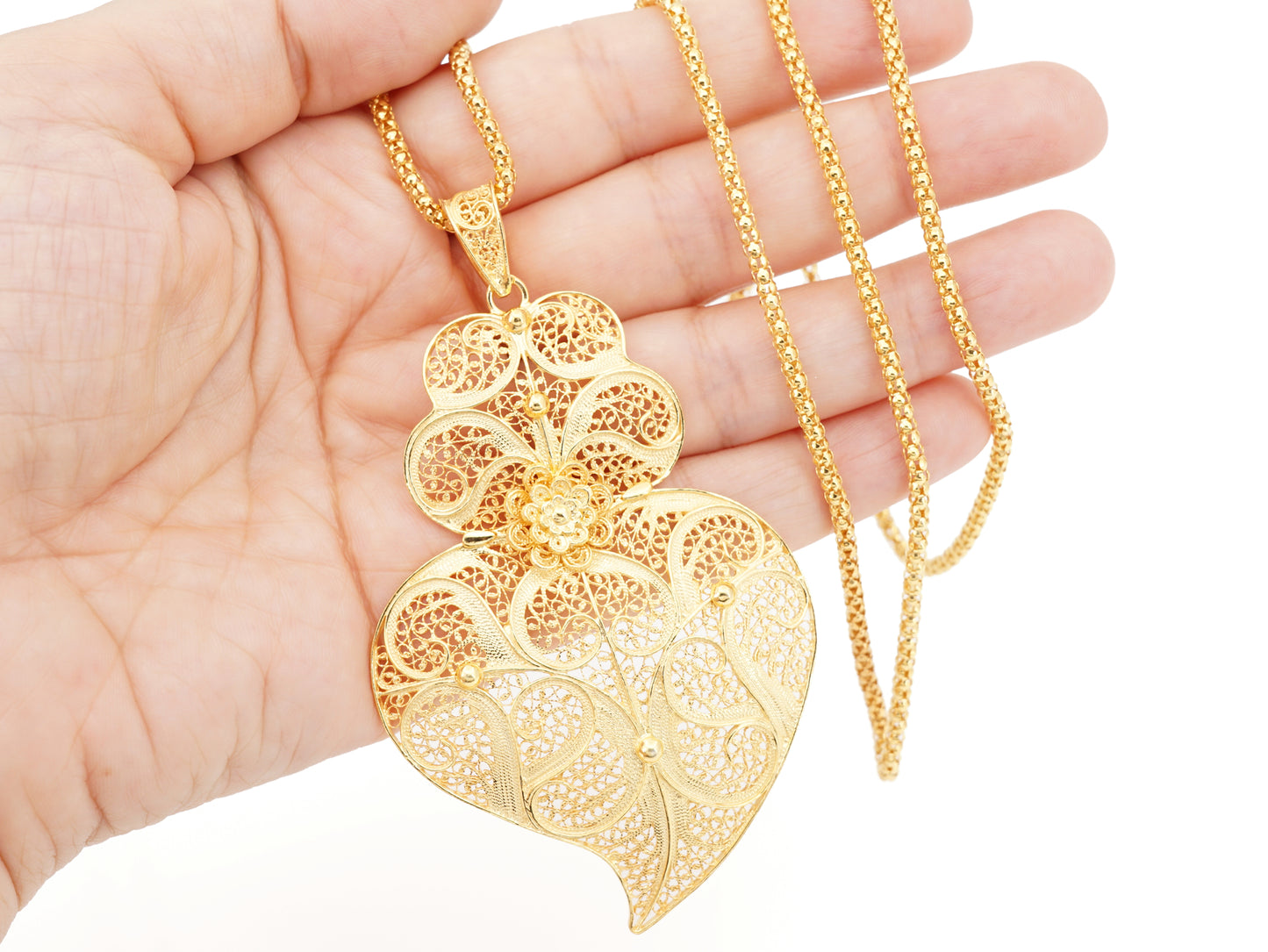 Cordão Granitos com Coração de Viana Grande, Filigrana Portuguesa, Prata de Lei 925 Dourada - Pormenor na Mão