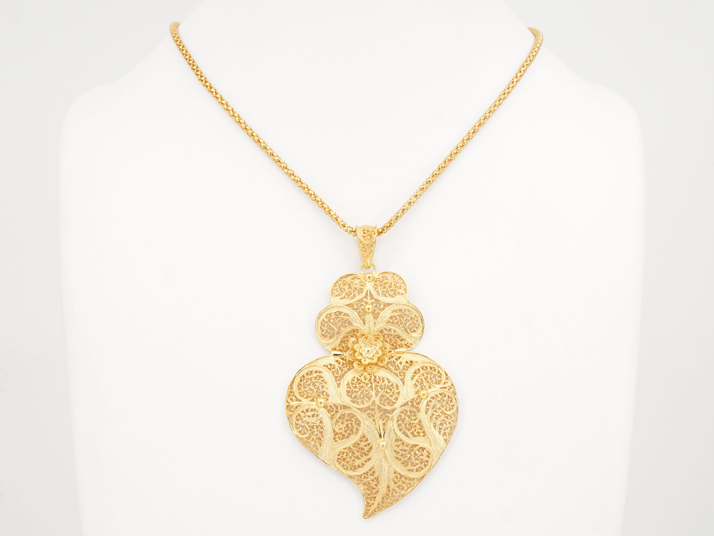 Cordão Granitos com Coração de Viana Grande, Filigrana Portuguesa, Prata de Lei 925 Dourada - Colar em Exposição, Vista de Frente