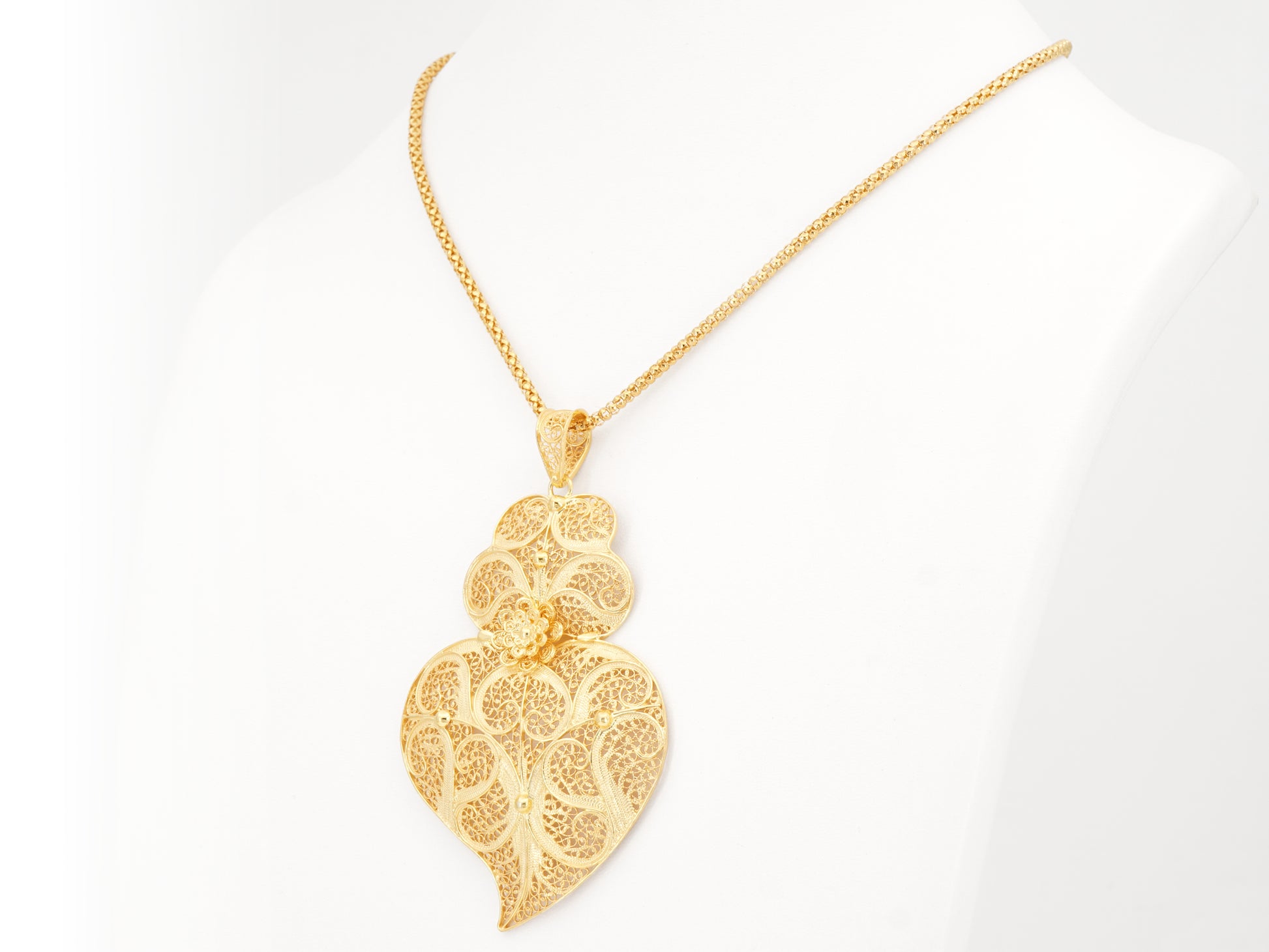 Cordão Granitos com Coração de Viana Grande, Filigrana Portuguesa, Prata de Lei 925 Dourada - Colar em Exposição, Perspectiva