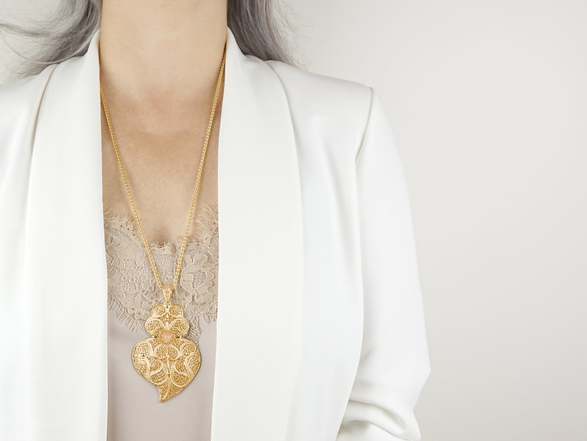 Cordão Granitos com Coração de Viana Grande, Filigrana Portuguesa, Prata de Lei 925 Dourada - Mulher a usar Colar