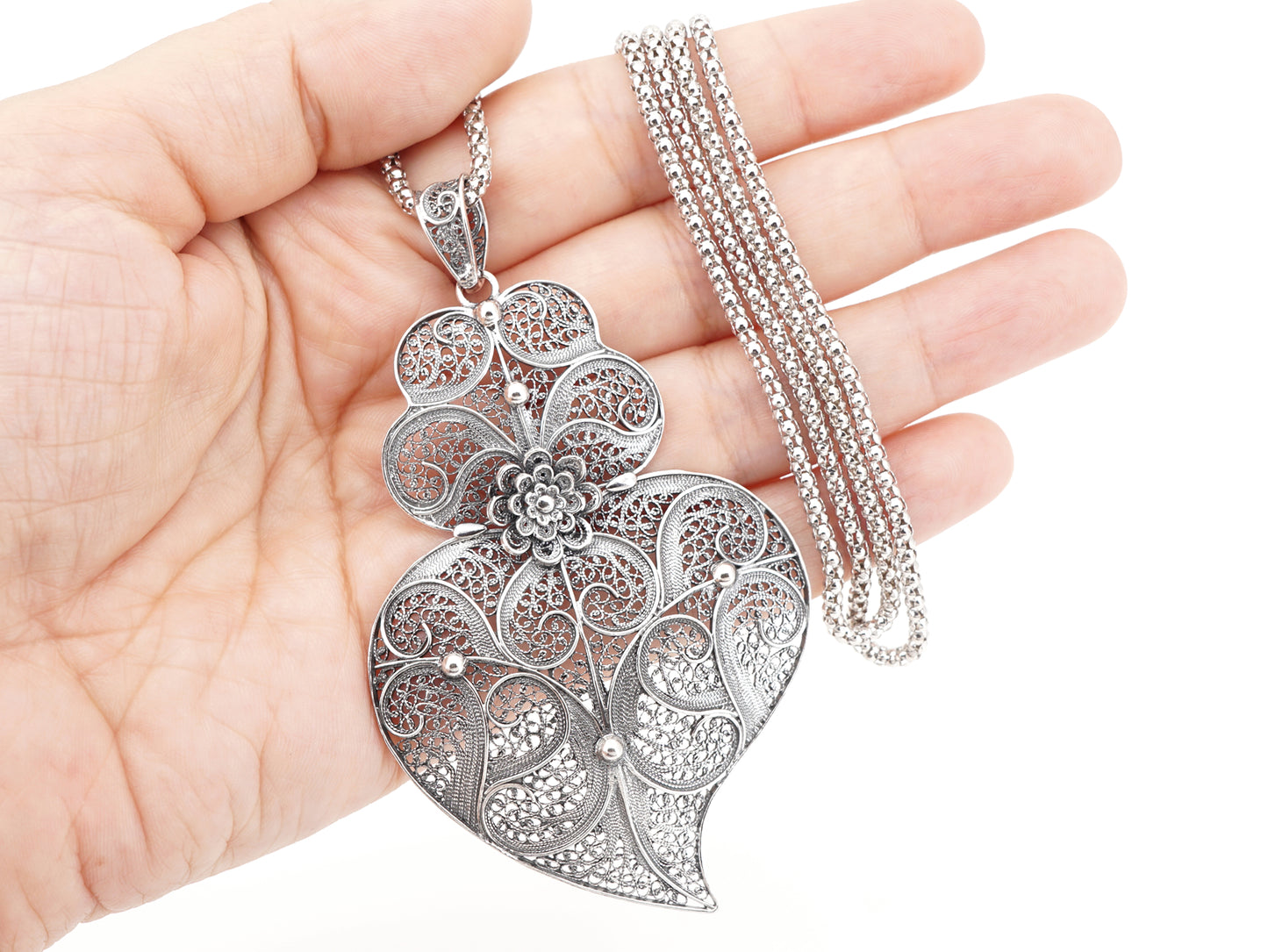 Cordão Granitos com Coração de Viana Grande, Filigrana Portuguesa, Prata de Lei 925 - Pormenor na Mão