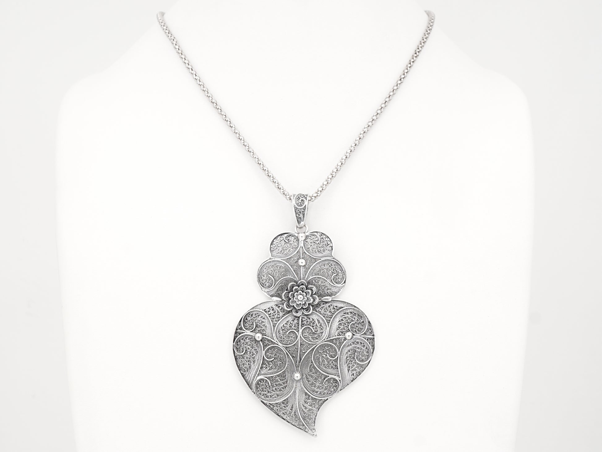 Cordão Granitos com Coração de Viana Grande, Filigrana Portuguesa, Prata de Lei 925 - Colar em Exposição, Vista de Frente