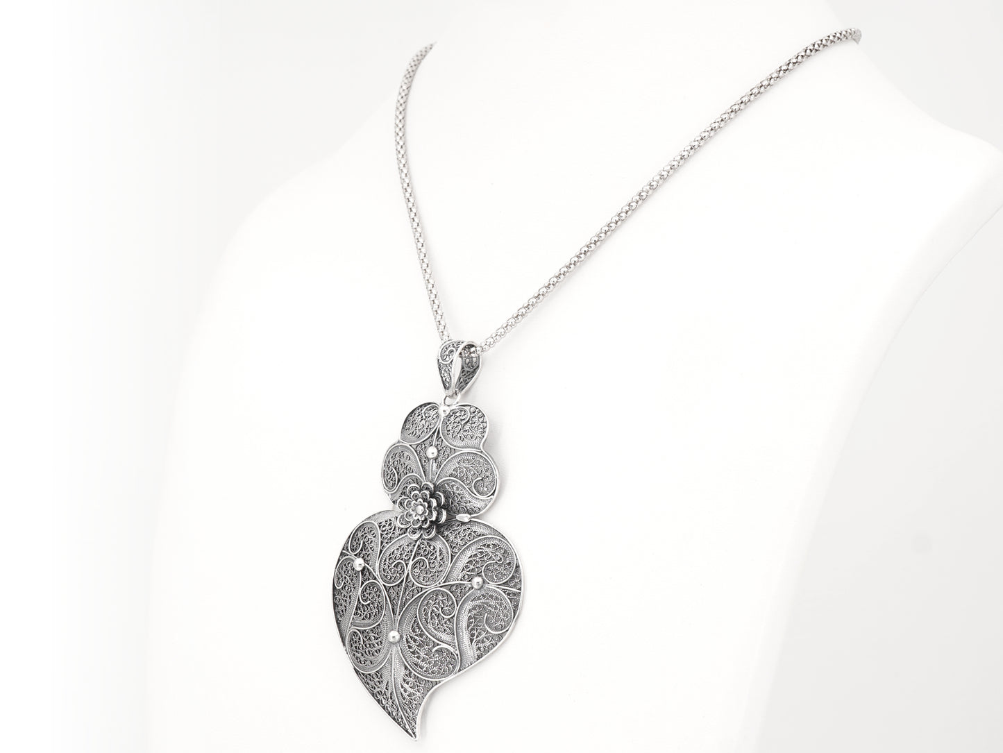 Cordão Granitos com Coração de Viana Grande, Filigrana Portuguesa, Prata de Lei 925 - Colar em Exposição, Perspectiva