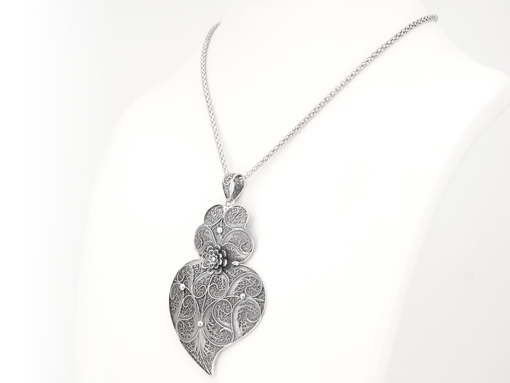 Cordão Granitos com Coração de Viana Grande, Filigrana Portuguesa, Prata de Lei 925 - Colar em Exposição, Perspectiva