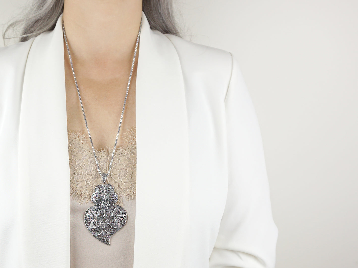 Cordão Granitos com Coração de Viana Grande, Filigrana Portuguesa, Prata de Lei 925 - Mulher a usar Colar