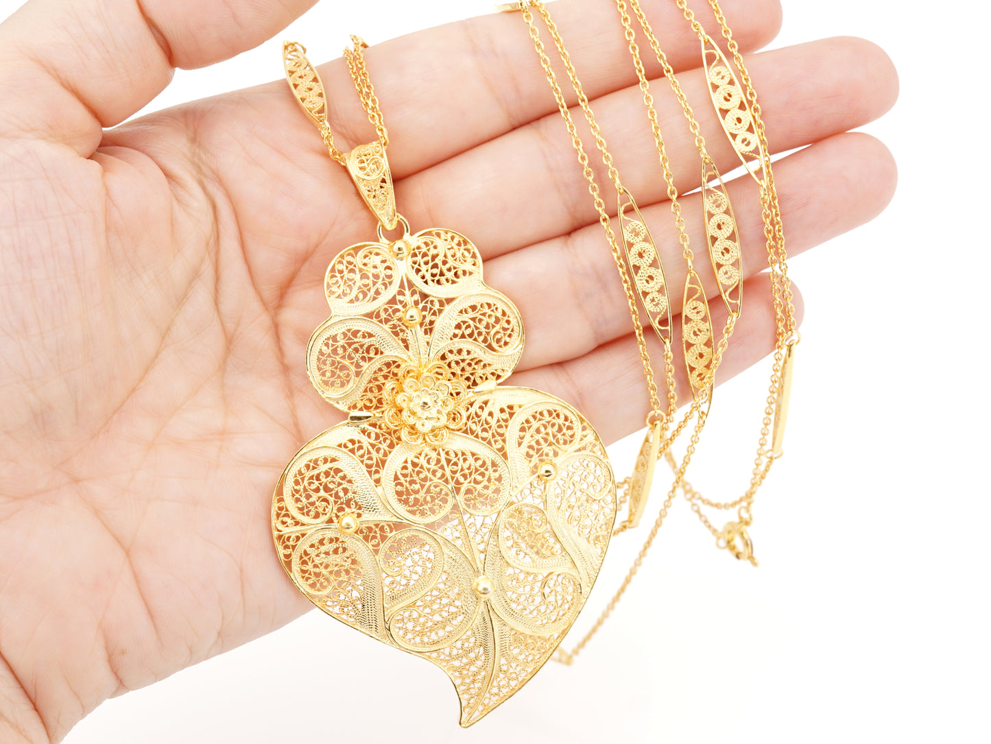 Colar Trancelim Extra Comprido com Coração de Viana Grande, Filigrana Portuguesa, Prata de Lei 925 Dourada - Pormenor na Mão