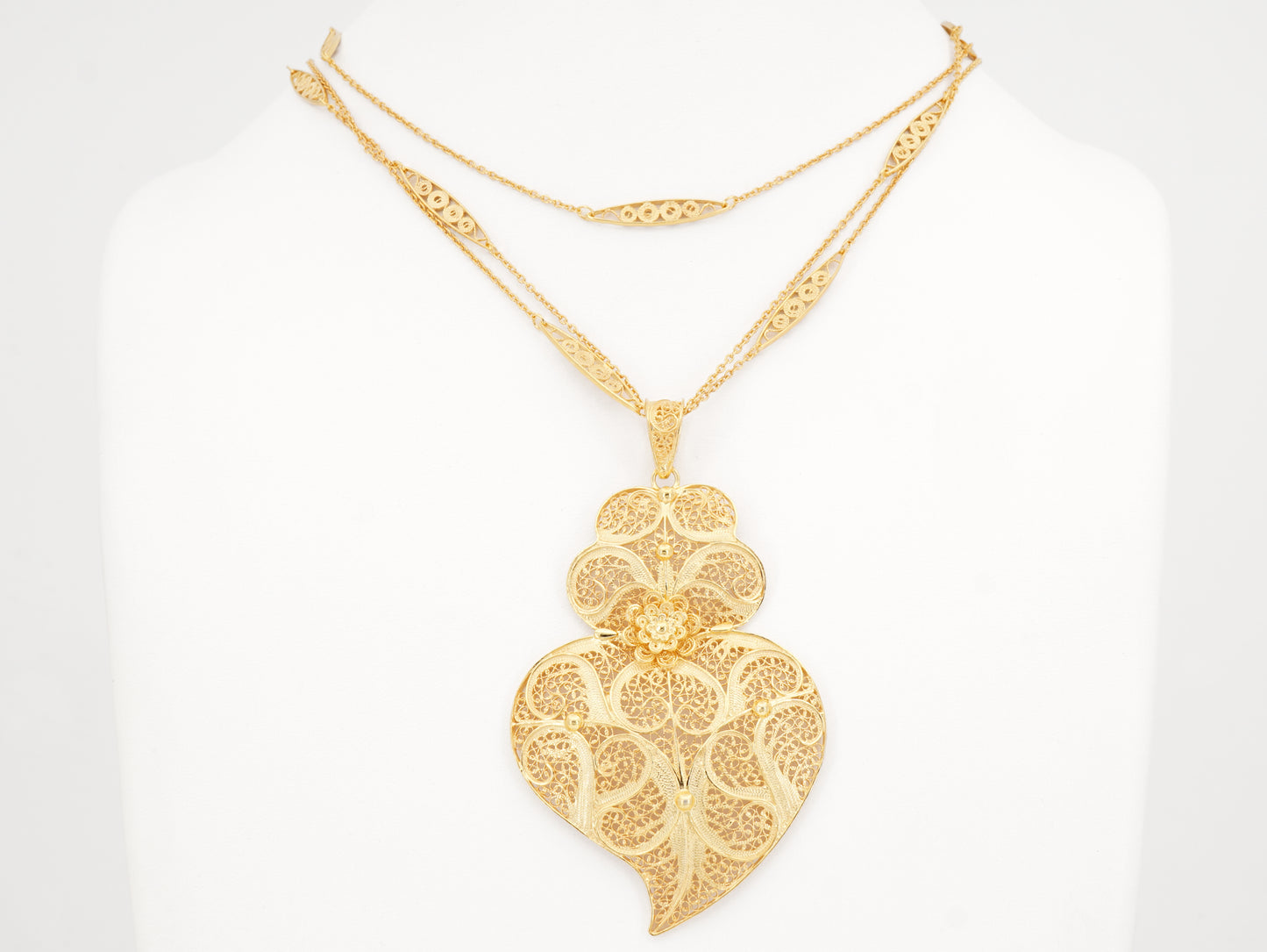 Colar Trancelim Extra Comprido com Coração de Viana Grande, Filigrana Portuguesa, Prata de Lei 925 Dourada - Colar em Exposiçao, Vista de Frente