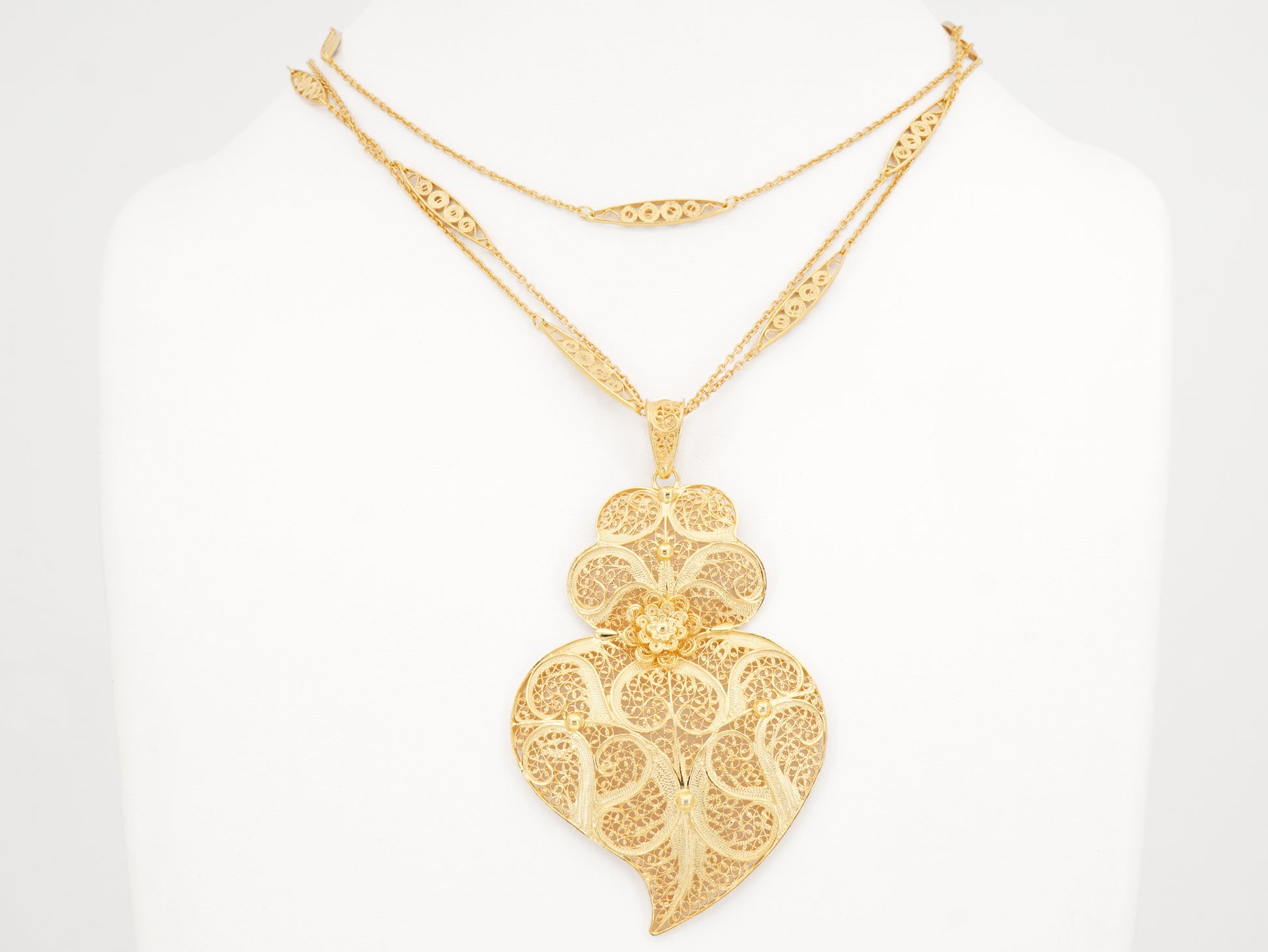 Colar Trancelim Extra Comprido com Coração de Viana Grande, Filigrana Portuguesa, Prata de Lei 925 Dourada - Colar em Exposiçao, Vista de Frente