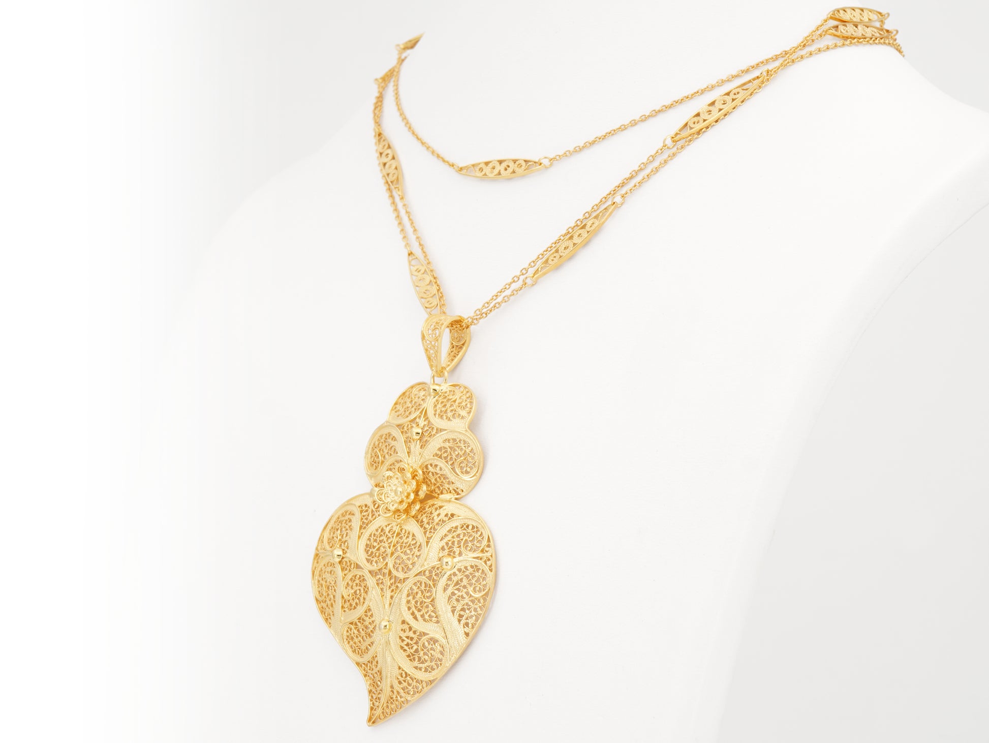 Colar Trancelim Extra Comprido com Coração de Viana Grande, Filigrana Portuguesa, Prata de Lei 925 Dourada - Colar em Exposiçao, Perspectiva