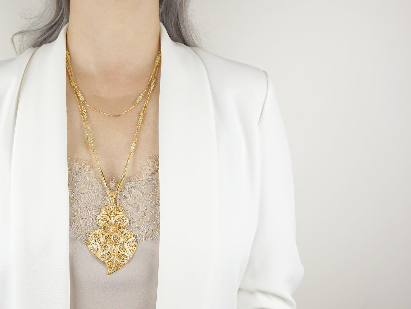 Colar Trancelim Extra Comprido com Coração de Viana Grande, Filigrana Portuguesa, Prata de Lei 925 Dourada - Mulher a usar Colar