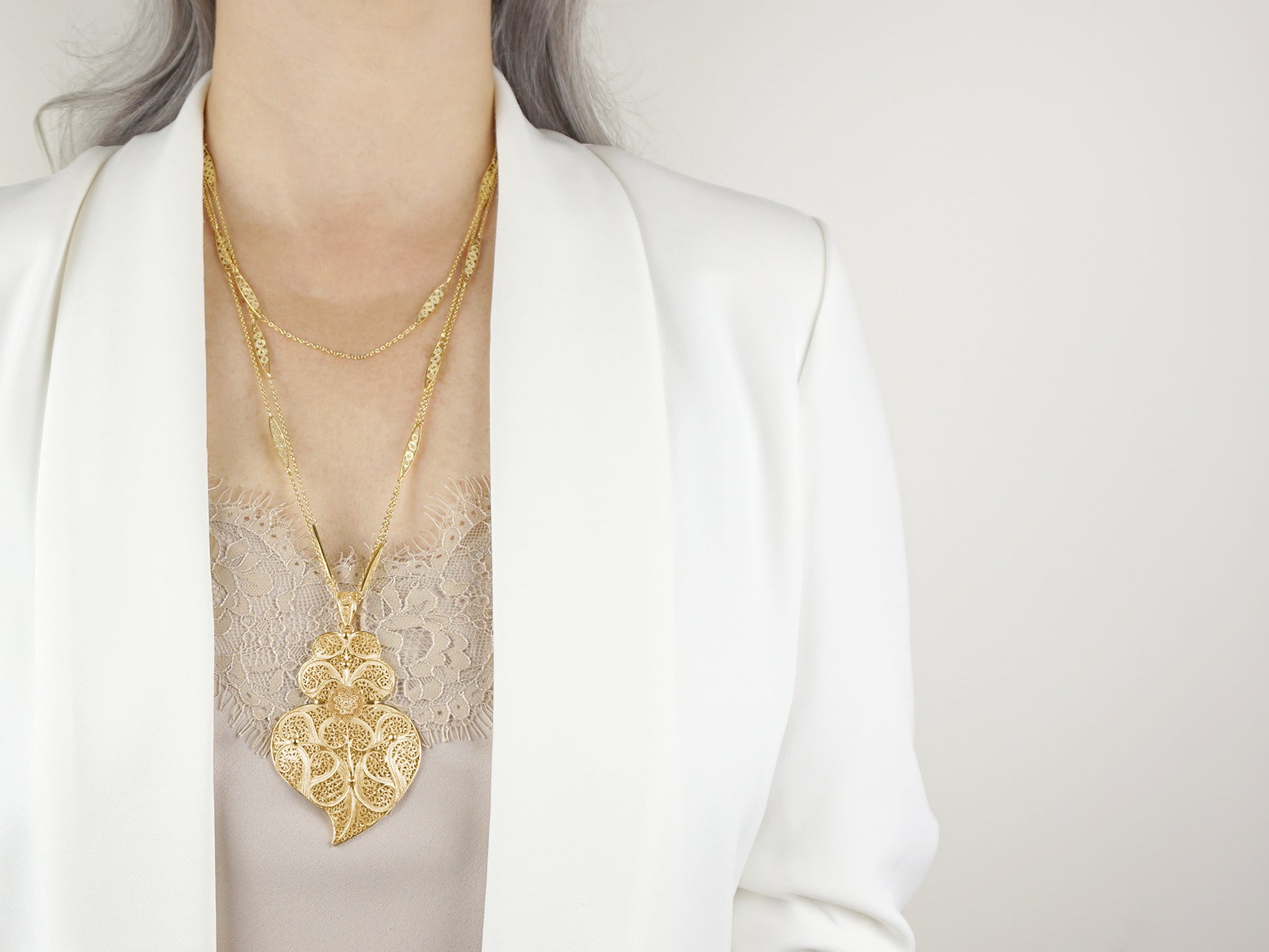 Colar Trancelim Extra Comprido com Coração de Viana Grande, Filigrana Portuguesa, Prata de Lei 925 Dourada - Mulher a usar Colar