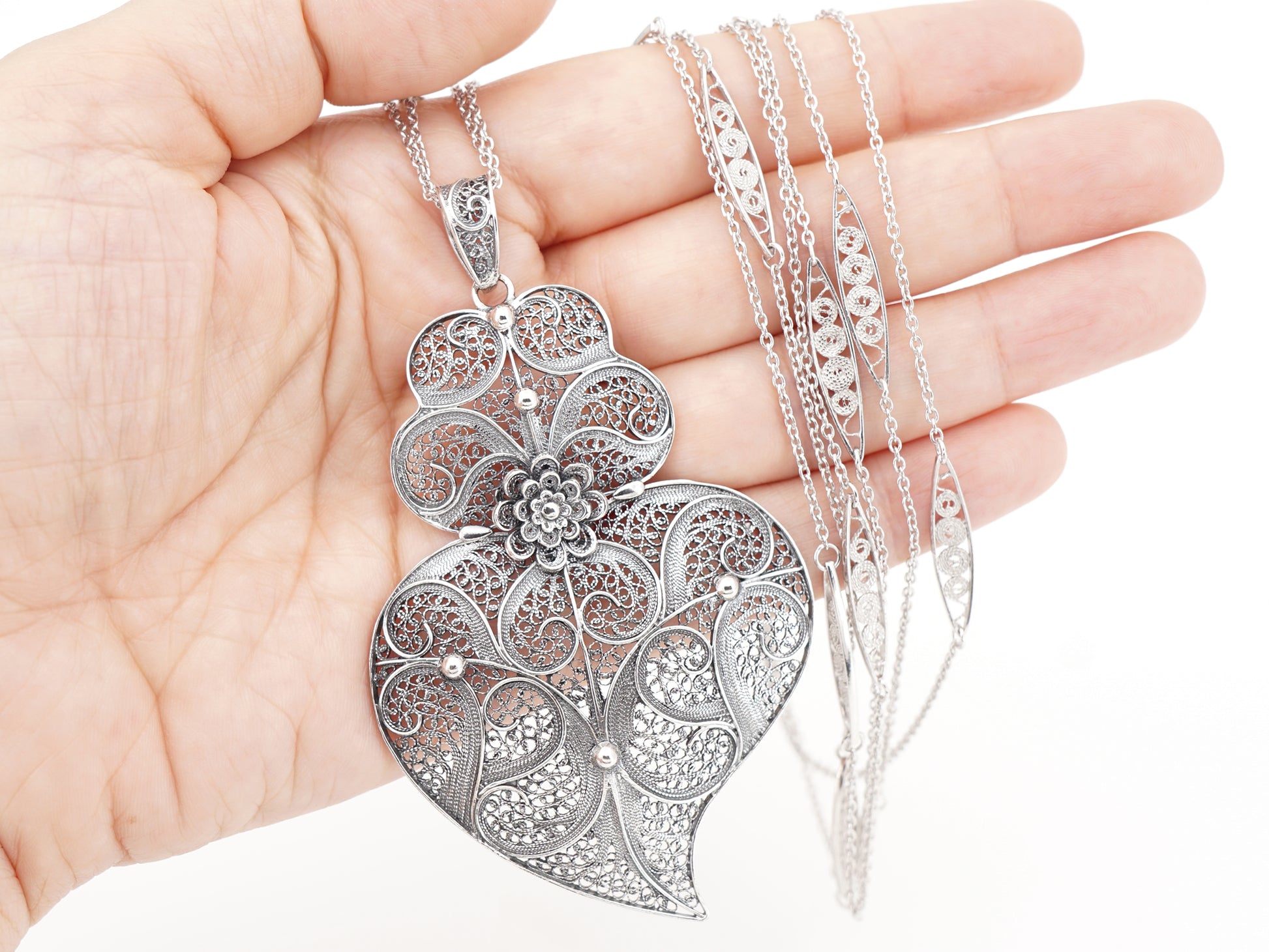 Colar Trancelim Extra Comprido com Coração de Viana Grande, Filigrana Portuguesa, Prata de Lei 925 - Pormenor na Mão