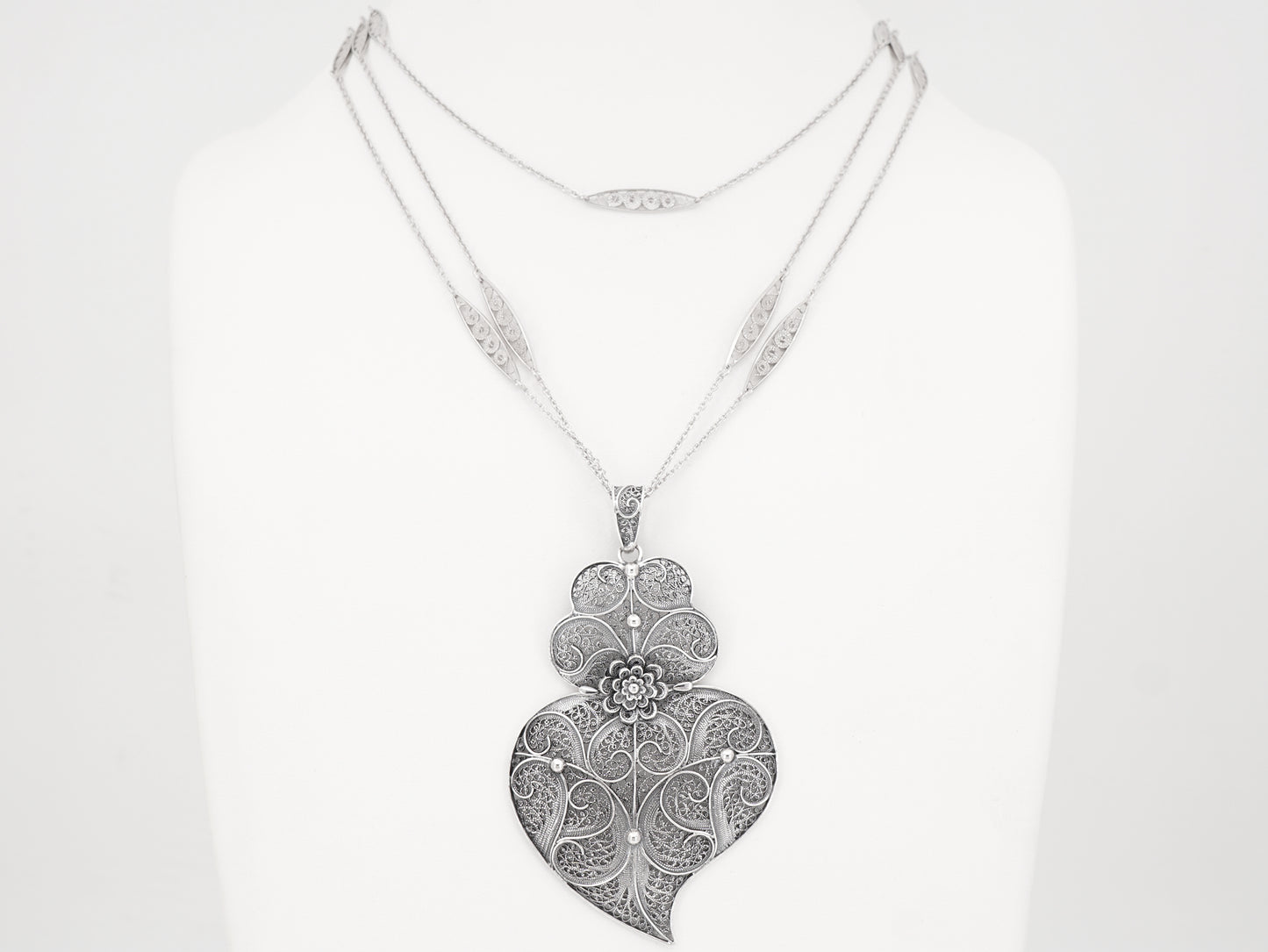 Colar Trancelim Extra Comprido com Coração de Viana Grande, Filigrana Portuguesa, Prata de Lei 925 - Colar em Exposição, Vista de Frente